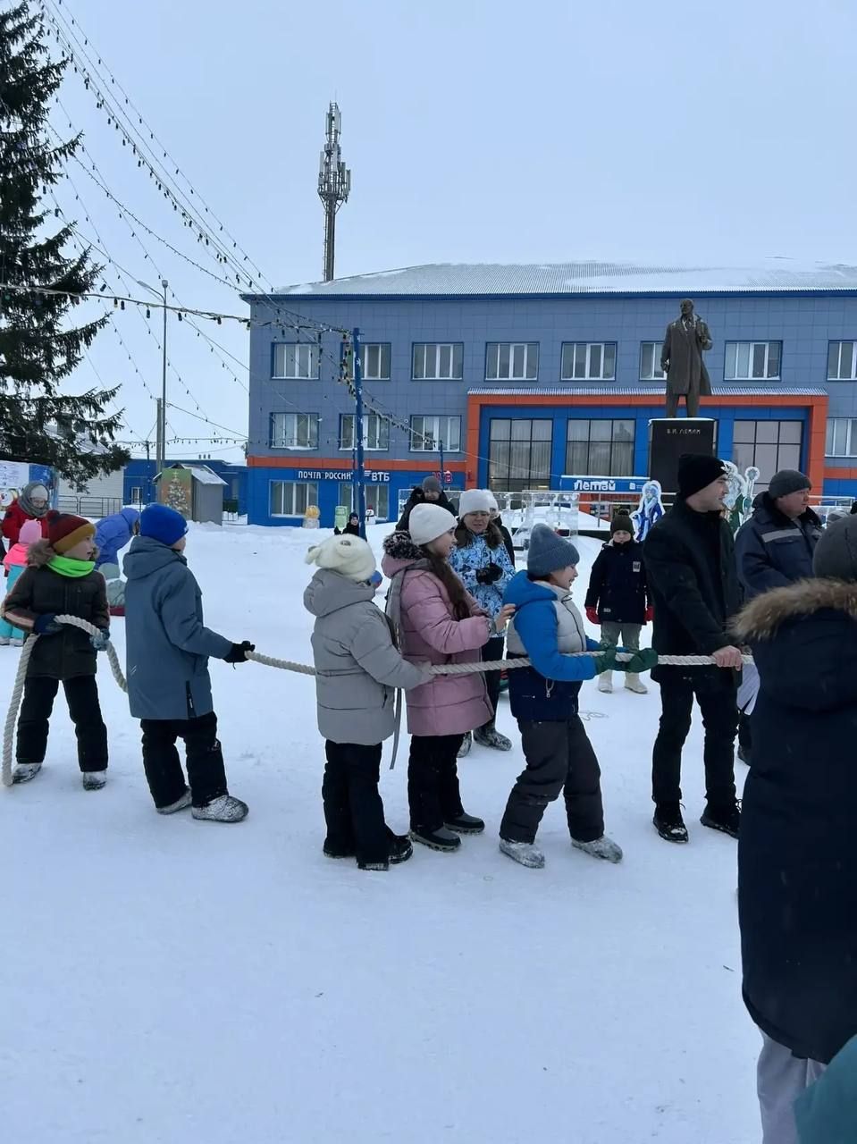 Сабаның Үзәк чыршысы янында ветеринария хезмәткәрләре балалар өчен Яңа ел бәйрәме оештырды (фоторепортаж)