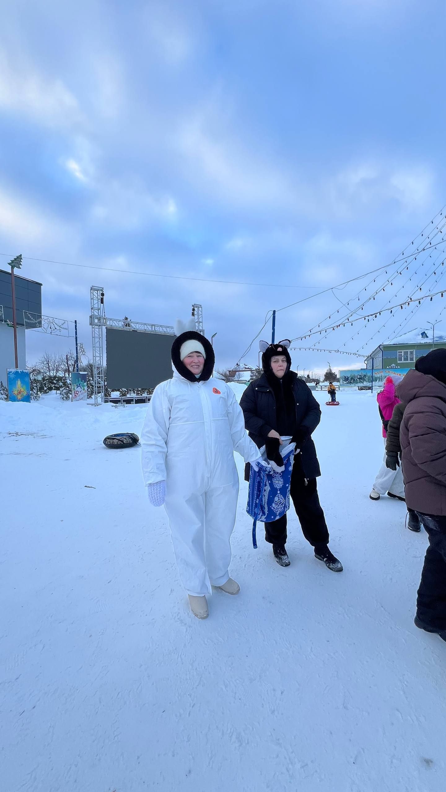 Бүген Сабаның Үзәк Чыршысы янында балалар өчен уеннарны Тимершык авыл җирлегенә кергән мәдәният йорты хезмәткәрләре оештырды (+видео)