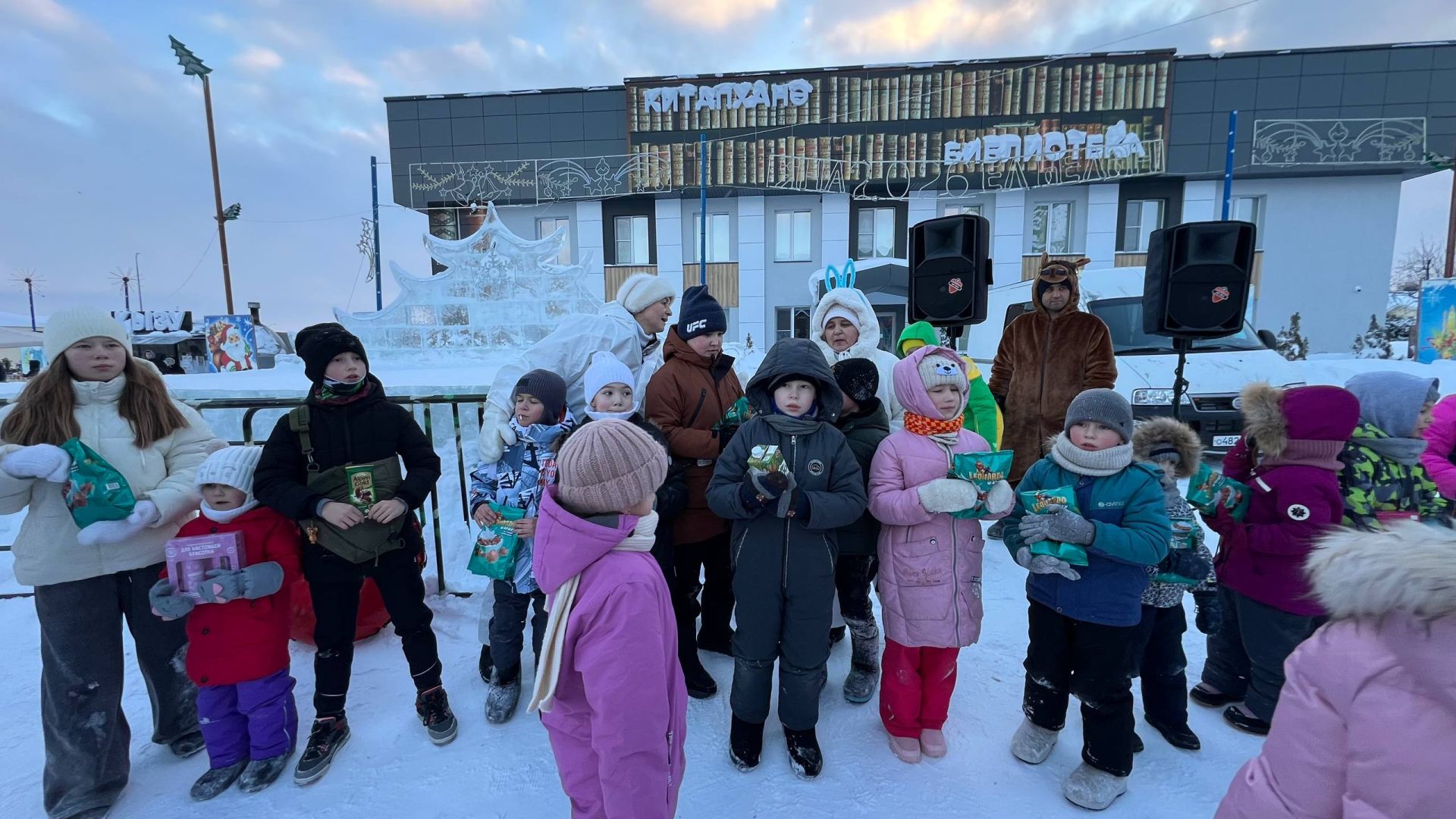 Бүген Сабаның Үзәк Чыршысы янында балалар өчен уеннарны Тимершык авыл җирлегенә кергән мәдәният йорты хезмәткәрләре оештырды (+видео)