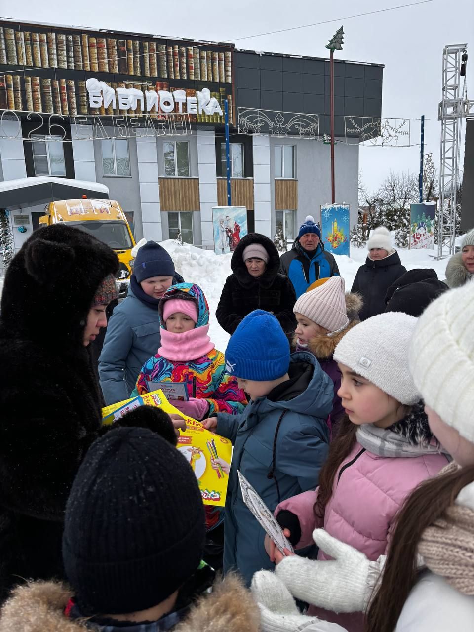 Агач атларда узыштылар, чанага утырып аркан тарттылар һәм башкалар....