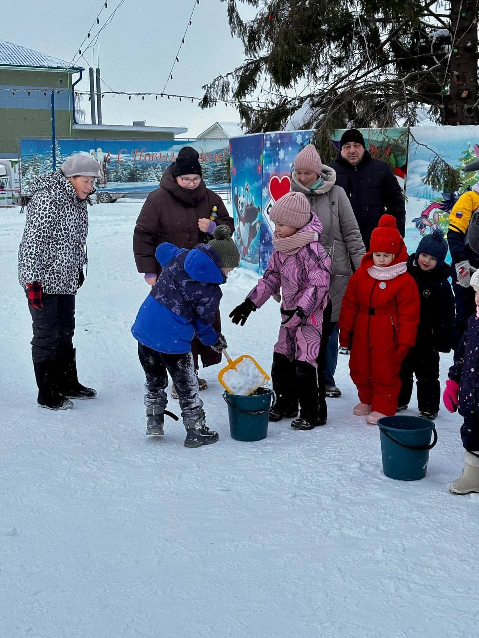 Агач атларда узыштылар, чанага утырып аркан тарттылар һәм башкалар....