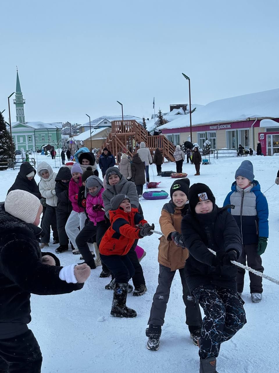 Агач атларда узыштылар, чанага утырып аркан тарттылар һәм башкалар....