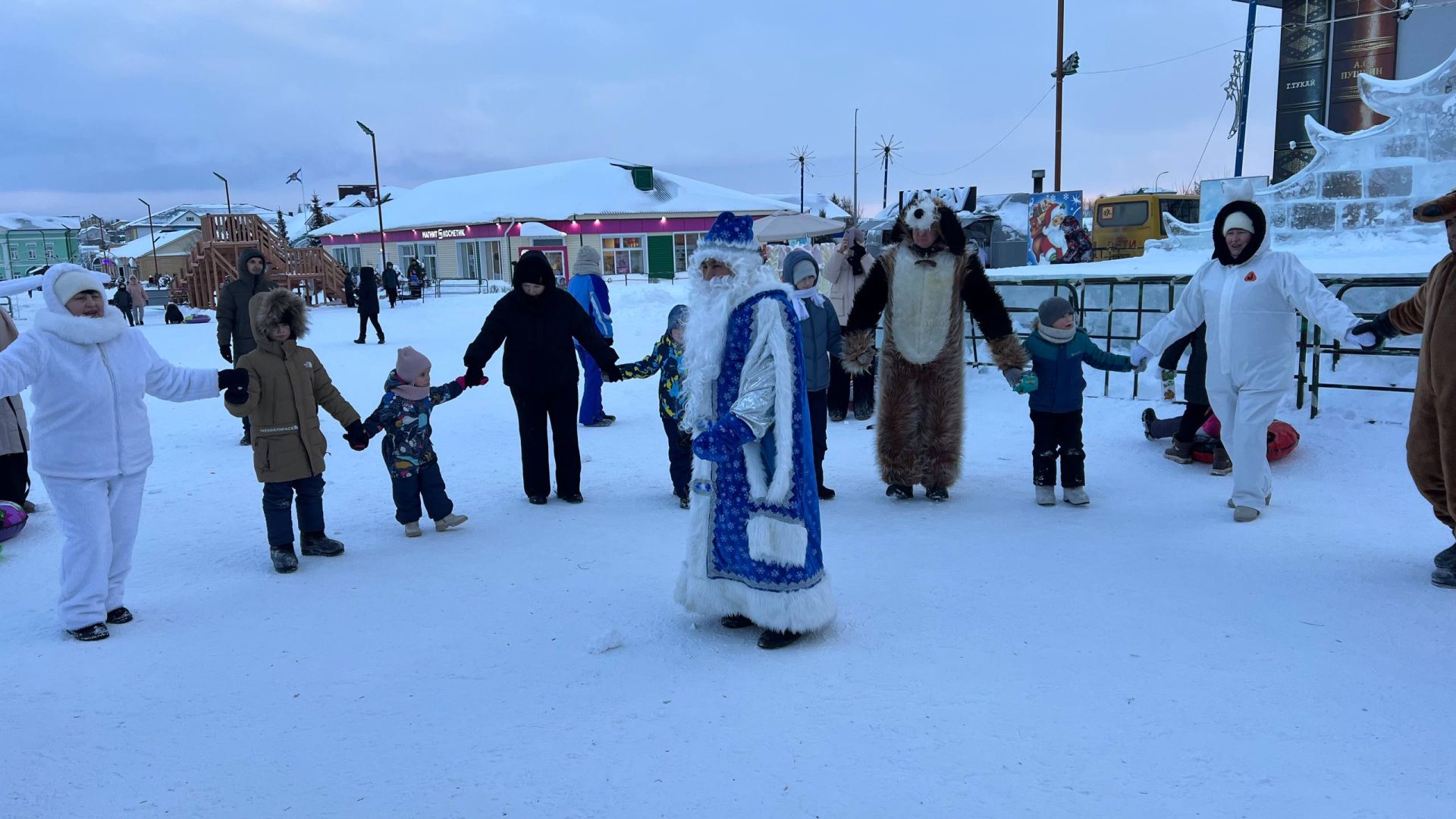 Бүген Сабаның Үзәк Чыршысы янында балалар өчен уеннарны Тимершык авыл җирлегенә кергән мәдәният йорты хезмәткәрләре оештырды (+видео)