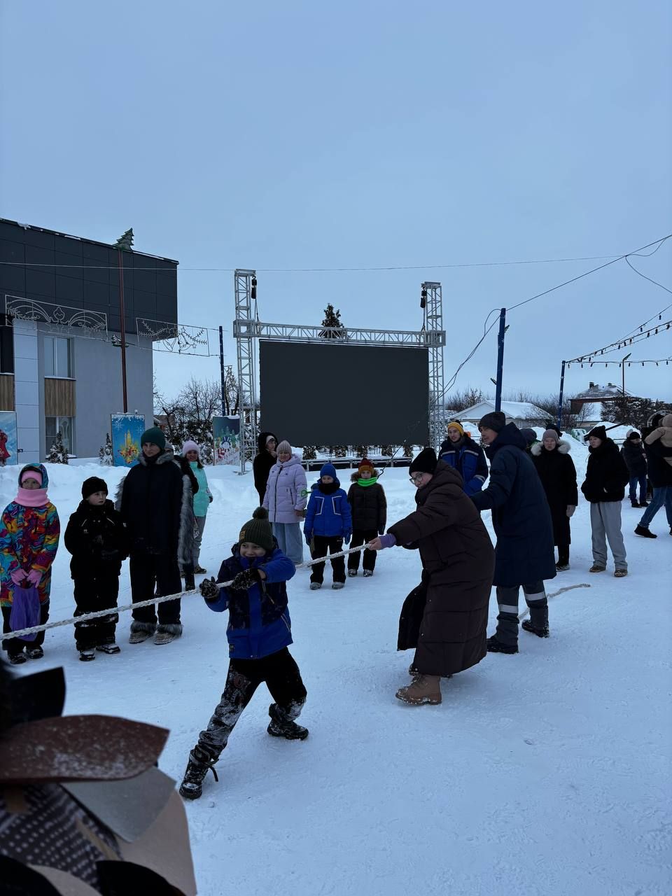 Агач атларда узыштылар, чанага утырып аркан тарттылар һәм башкалар....