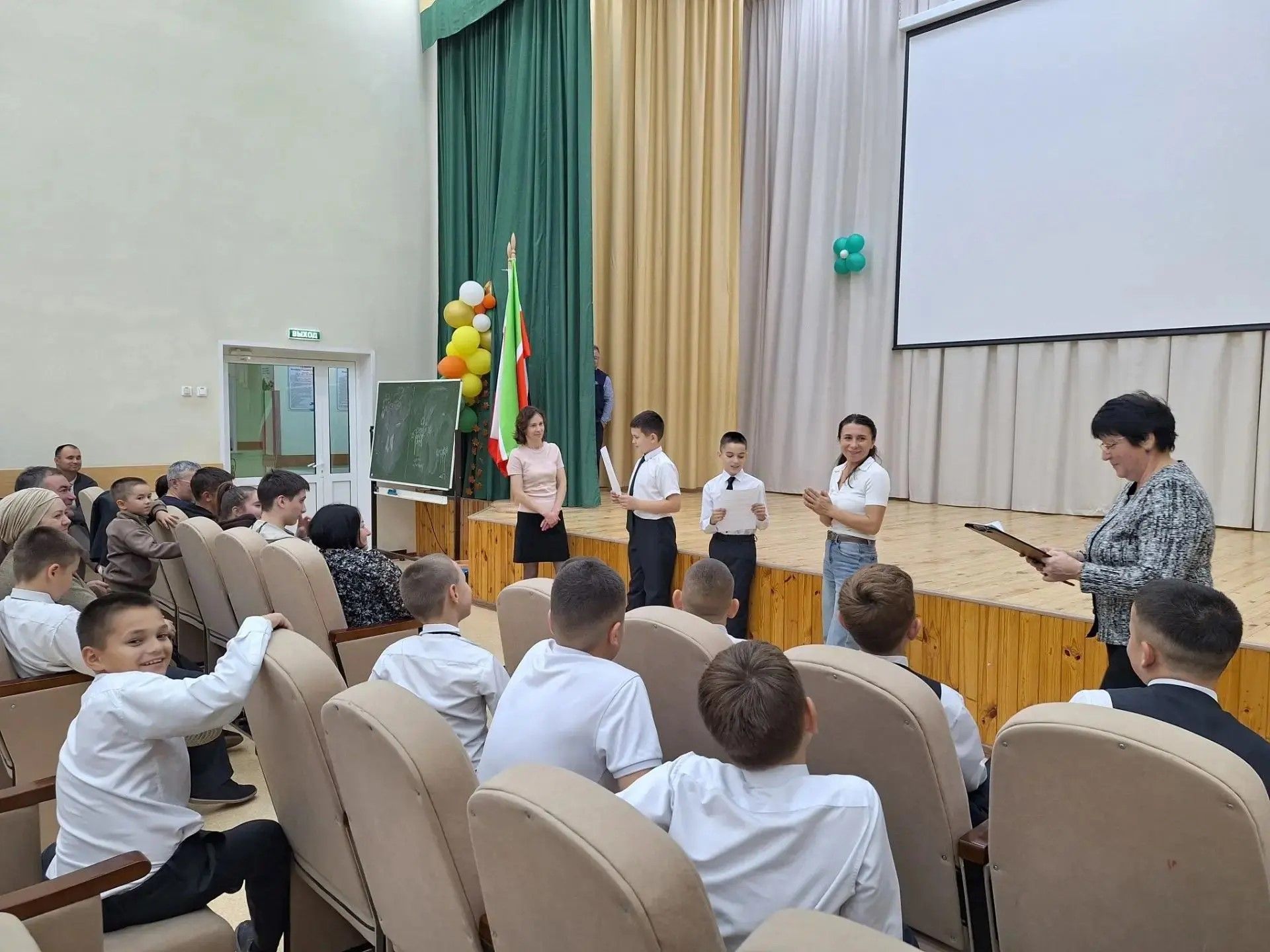 Саба балалар сәнгать мәктәбендә әтиләр көненә багышланган чара узды