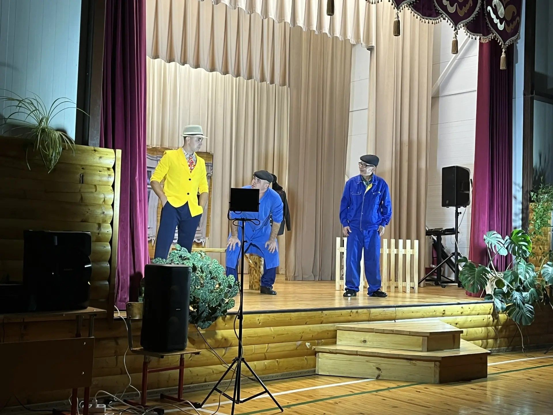 Сабабаш һәвәскәрләре тамашачыларны «Итәкле кияү» белән сөендерде