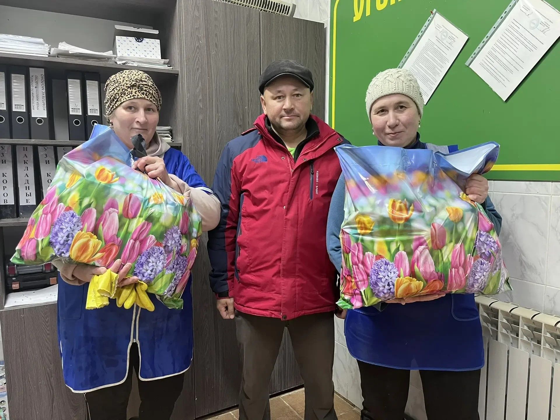 «Игенче»дә авыл хуҗалыгы хезмәтчәннәренә күчтәнәч пакетлары тапшырдылар
