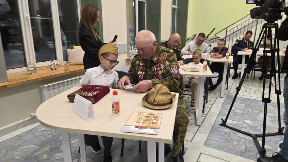 Район үзәк китапханәсенә әтиләр белән улларын чакырып хөрмәтләделәр