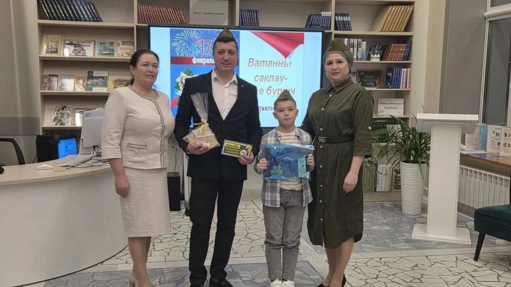 Район үзәк китапханәсенә әтиләр белән улларын чакырып хөрмәтләделәр