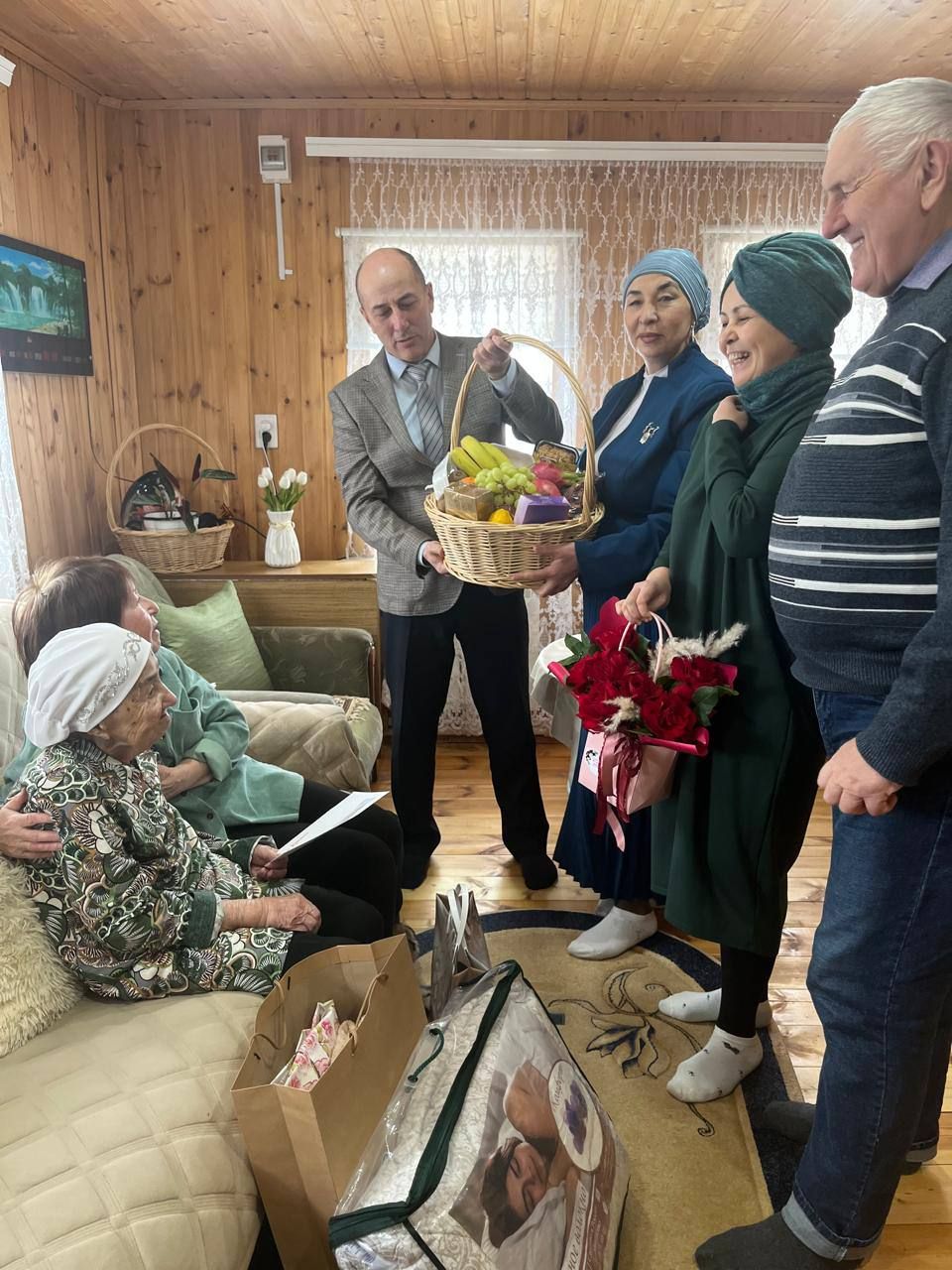 Бүген Сабада яшәүче Мәнзүмә Хуҗинаны 101 яшь тулуы белән котладылар