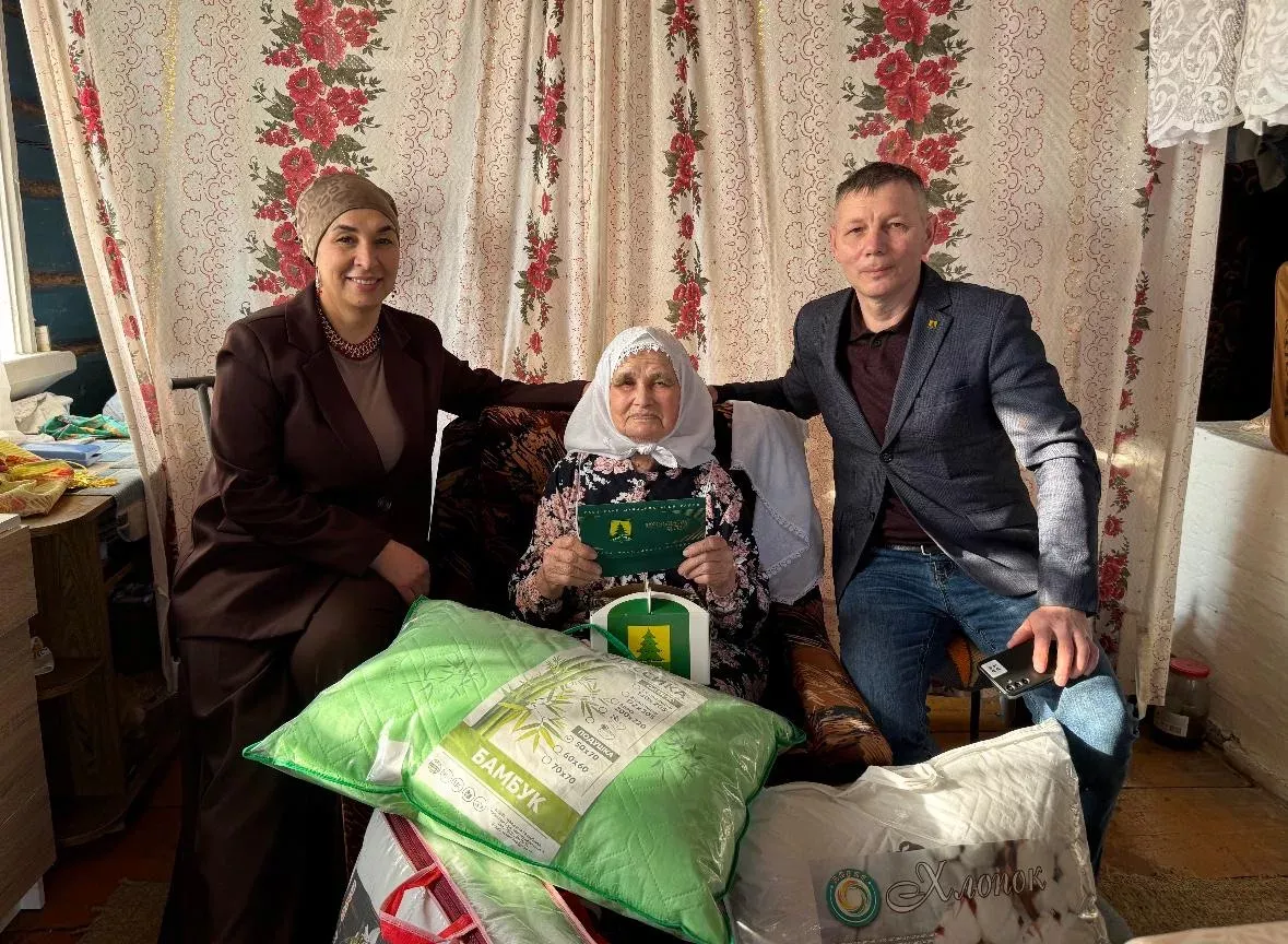Олы Кибәче авылында яшәүче  Хәния Вафа кызы Зәйнетдинованы  90 яшьлек юбилее белән котладылар