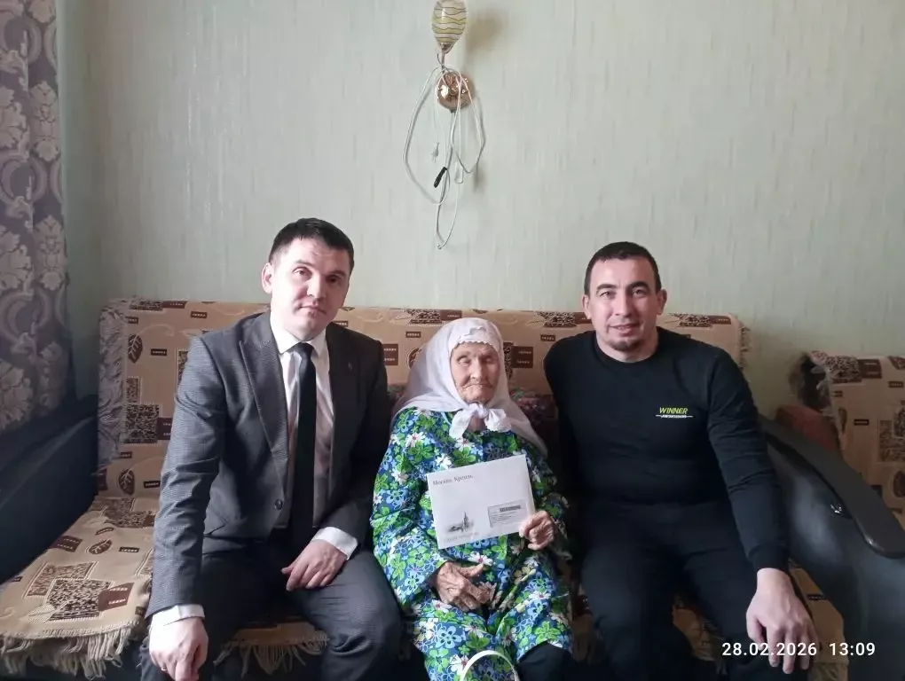 Эзмәдә яшәүче Зәкиябану Фазлыеваны 98 яшь тулуы белән котладылар