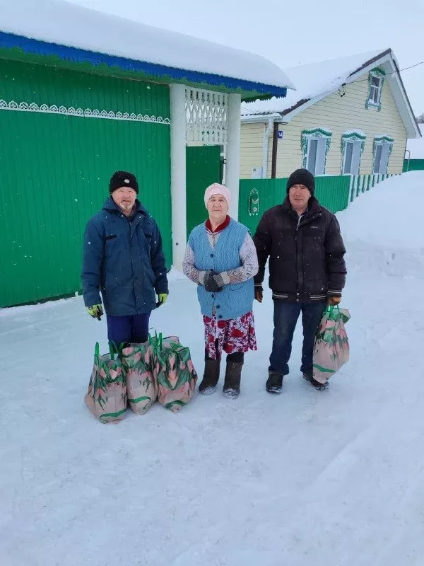 «Игенче» җәмгыятендә хуҗалыкта хезмәт куйган 280 ветеранга Рамазан күчтәнәче тапшырдылар