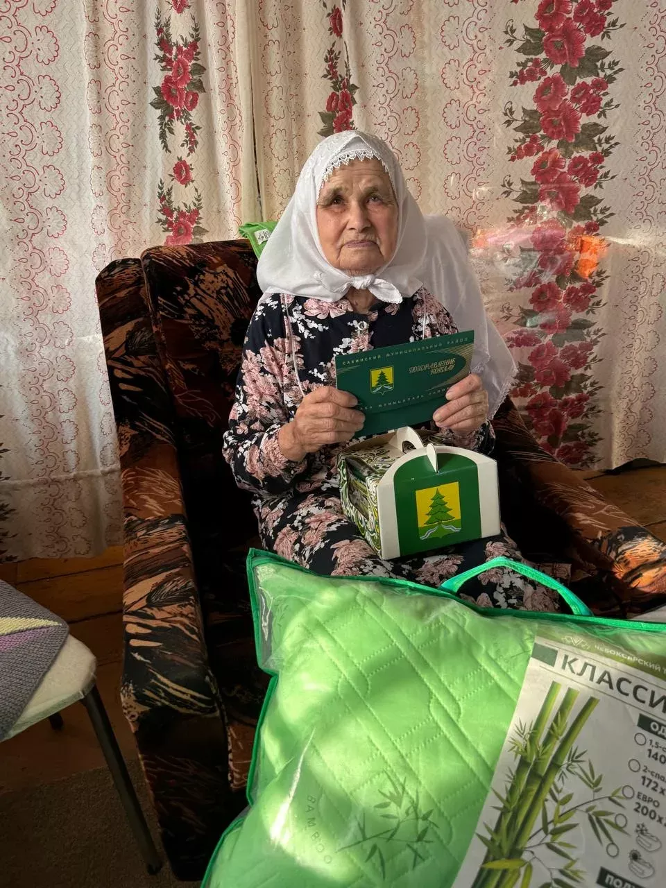 Олы Кибәче авылында яшәүче Хәния Зәйнетдинованы 90 яшьлек олы юбилее белән котладылар