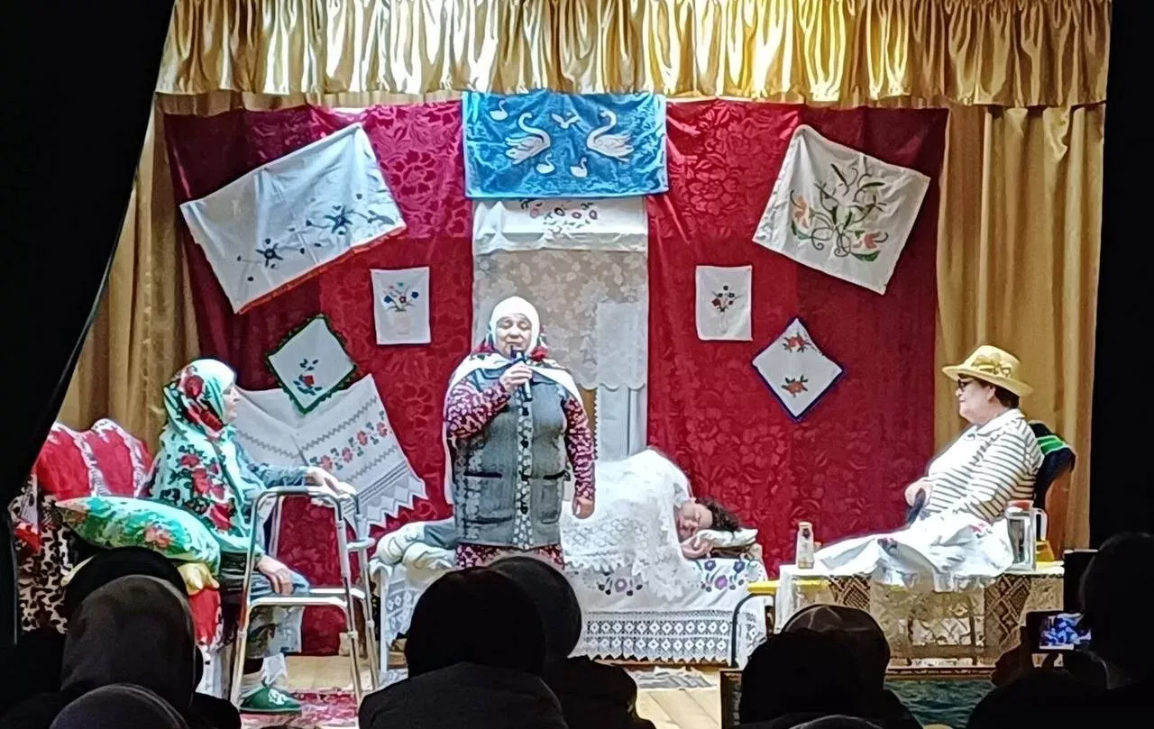 Төбәктә премьера:  авыл үзешчәннәре Гөлшат Мөхәммәтшинаның «Пар аккош» спектаклен сәхнәләштергән