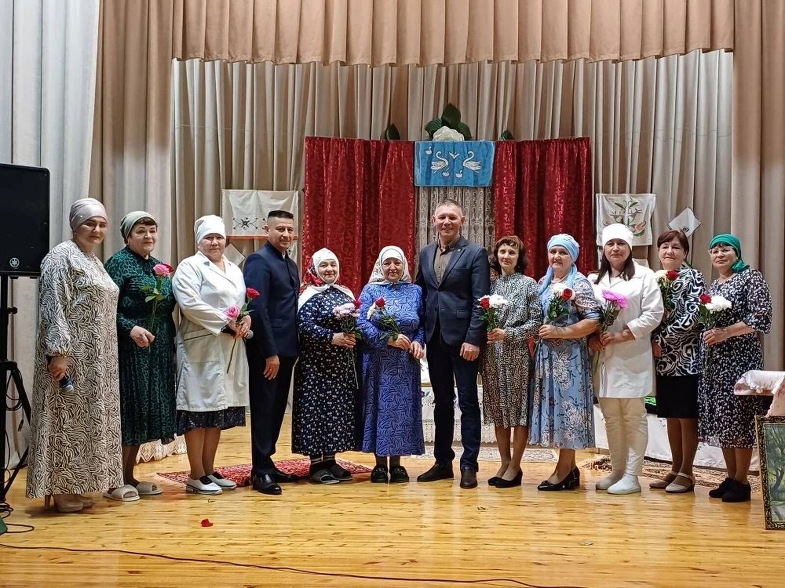 Төбәк авылы үзешчәннәре «Пар аккош» спектаклен сәхнәләштерде