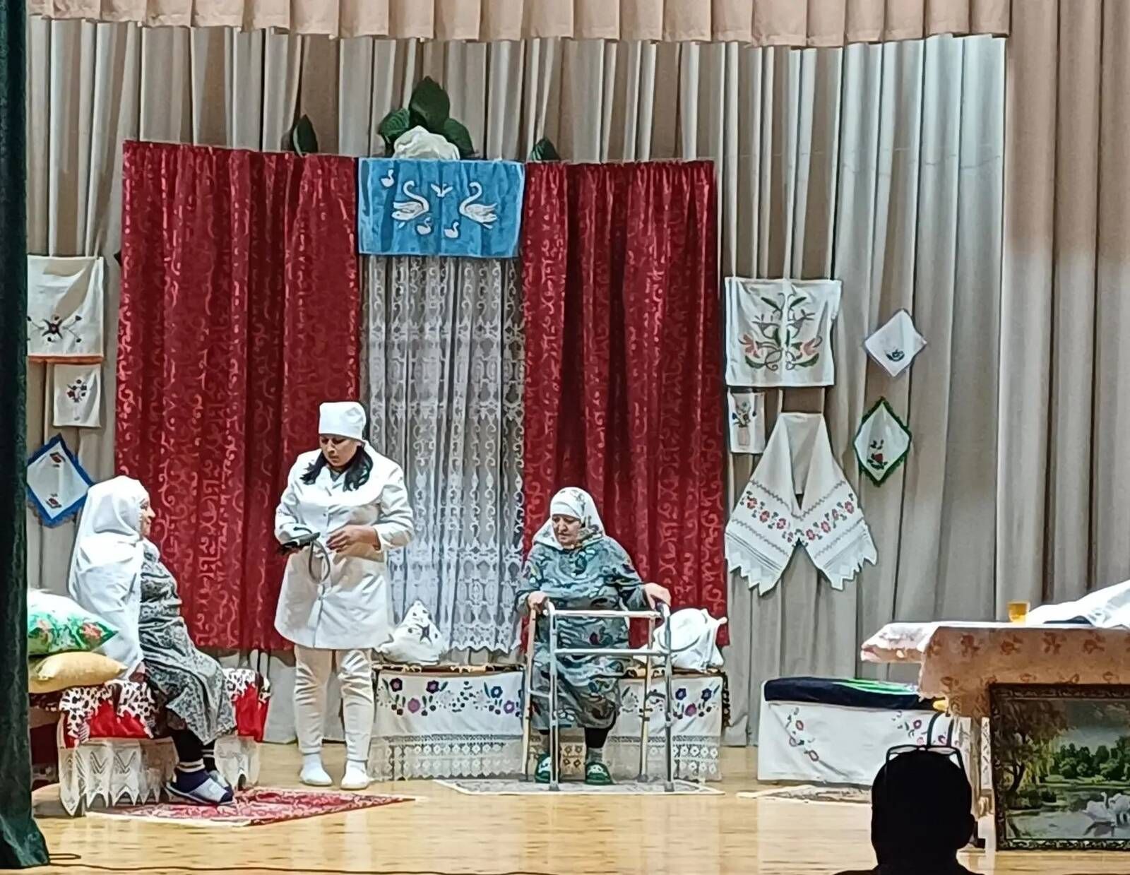 Төбәк авылы үзешчәннәре «Пар аккош» спектаклен сәхнәләштерде