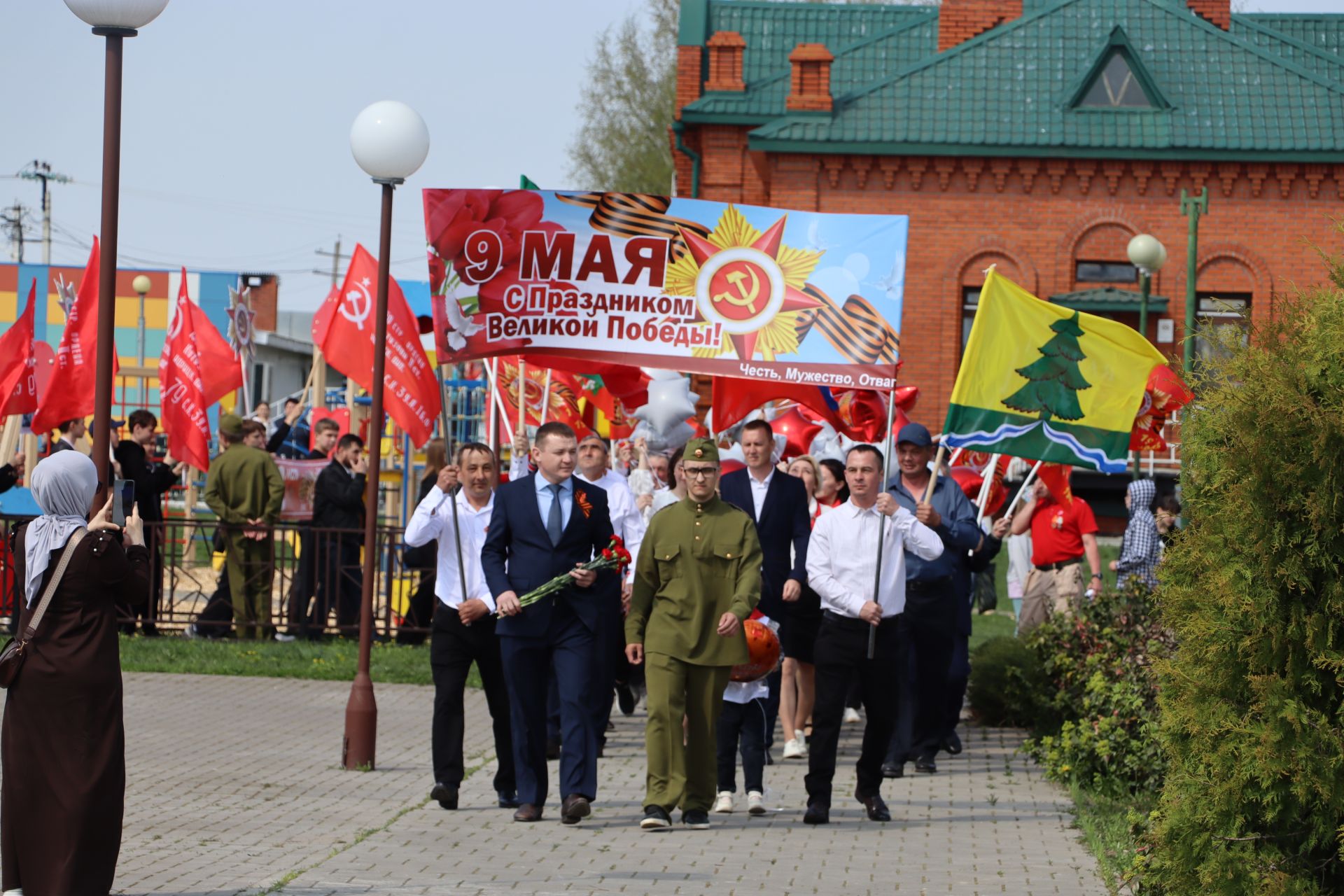 Җиңү килде җирне нурга күмеп...