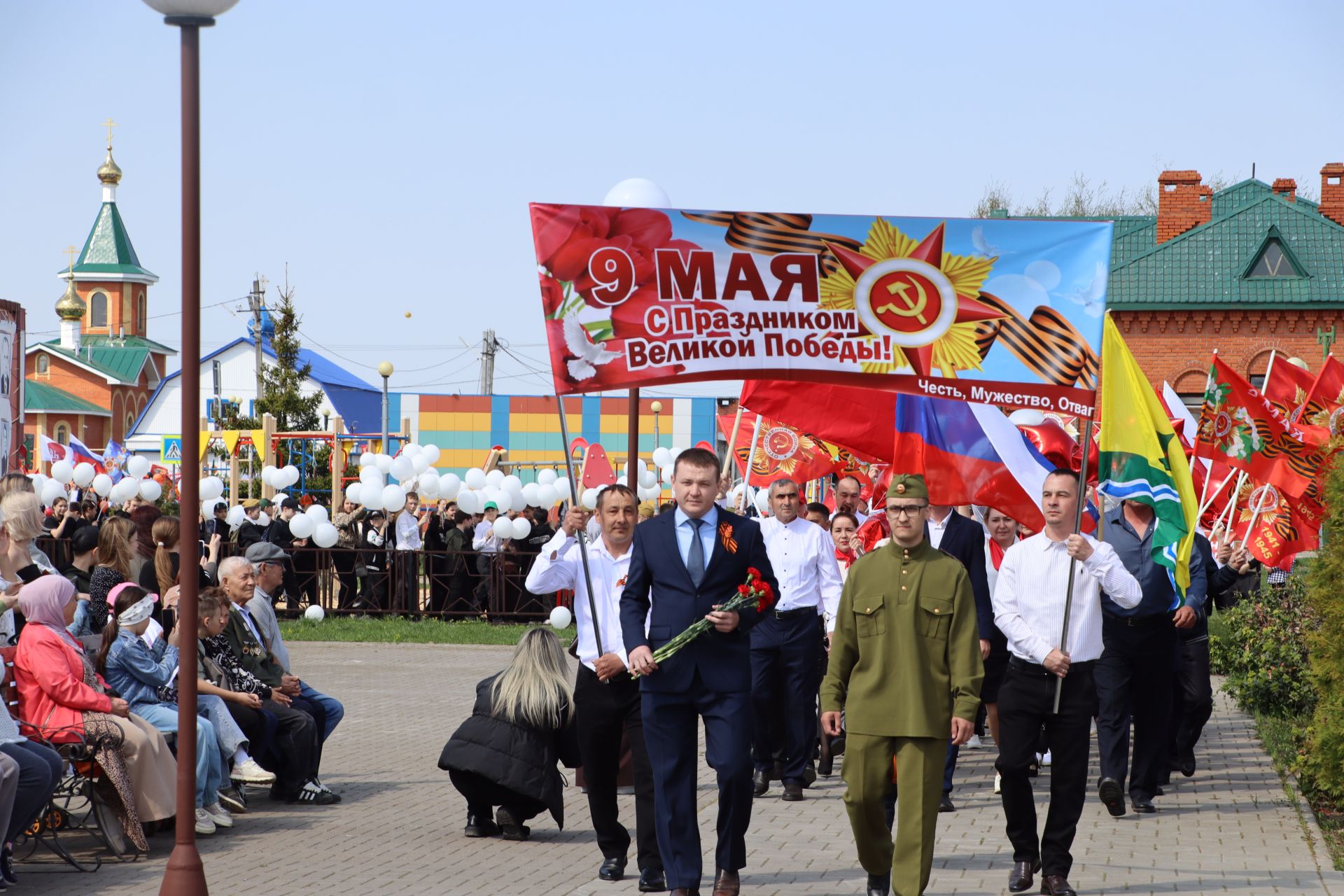 Җиңү килде җирне нурга күмеп...