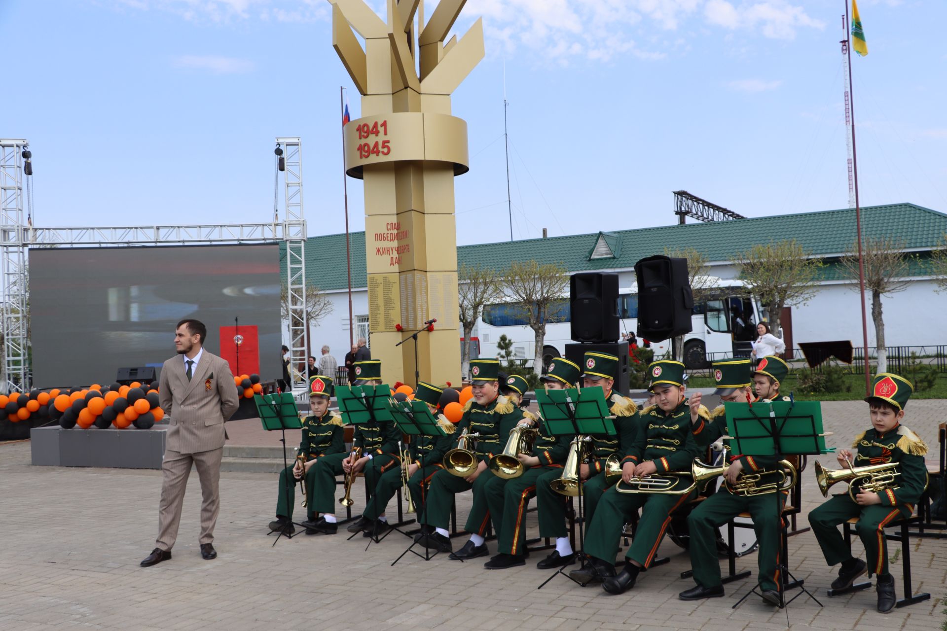 Җиңү килде җирне нурга күмеп...