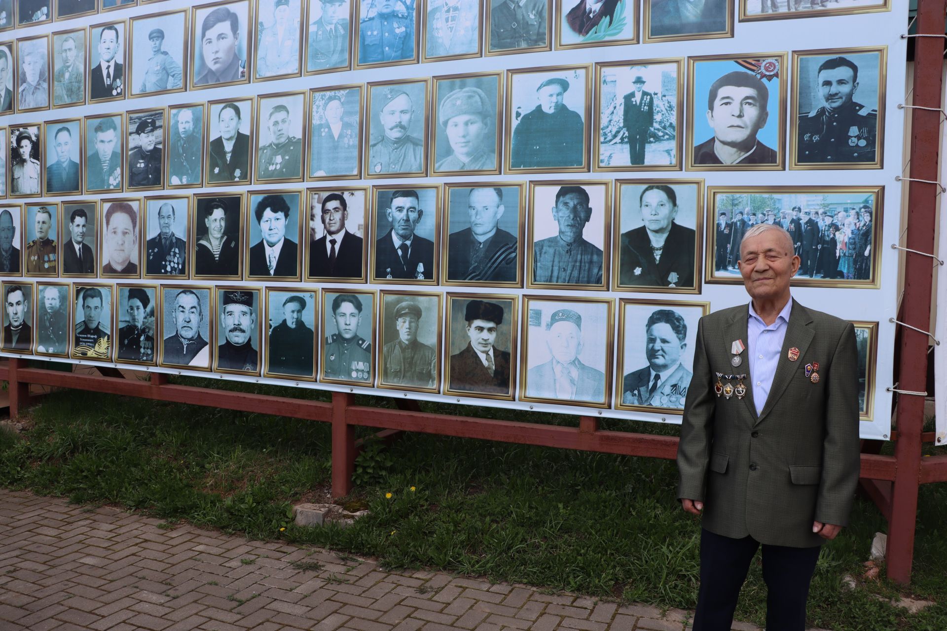 Җиңү килде җирне нурга күмеп...