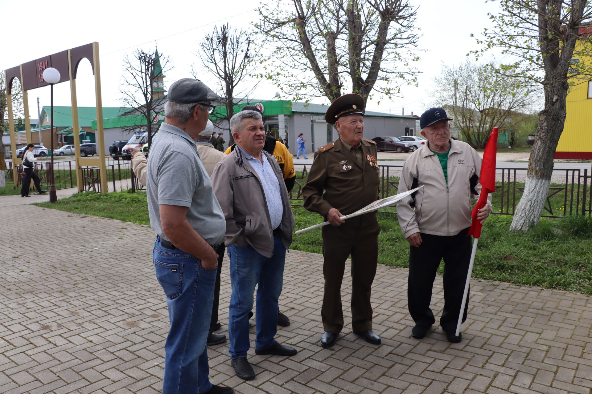 Җиңү килде җирне нурга күмеп...