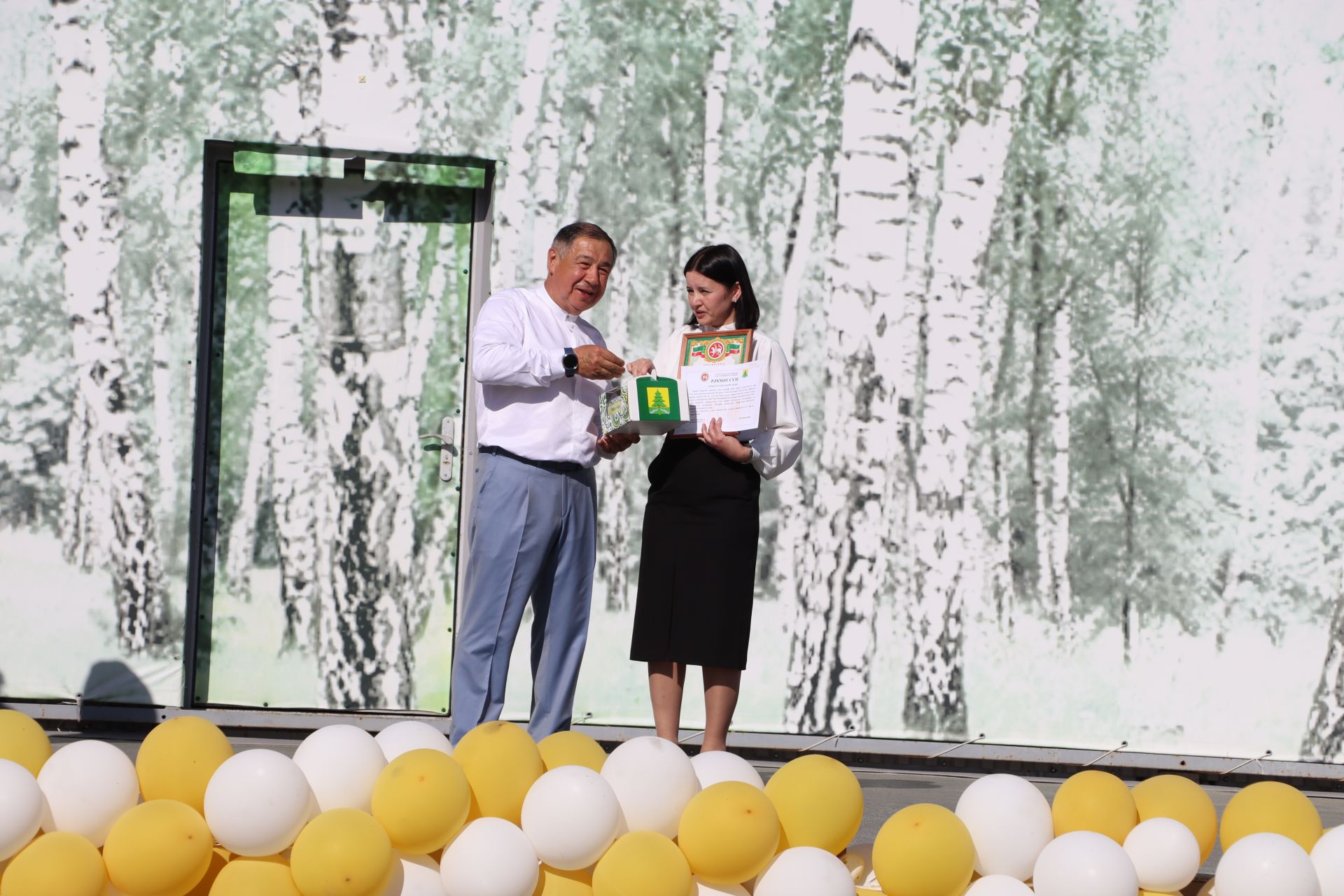 “Сабантуй” спорт-мәдәни комплексында Бөтенроссия конкурсларының муниципаль этабында җиңүче укытучы-тәрбиячеләр, район, республика фән олимпиадаларында катнашып күркәм уңышларга ирешкән укучылар һәм аларның әти-әниләре  хөрмәтләнде