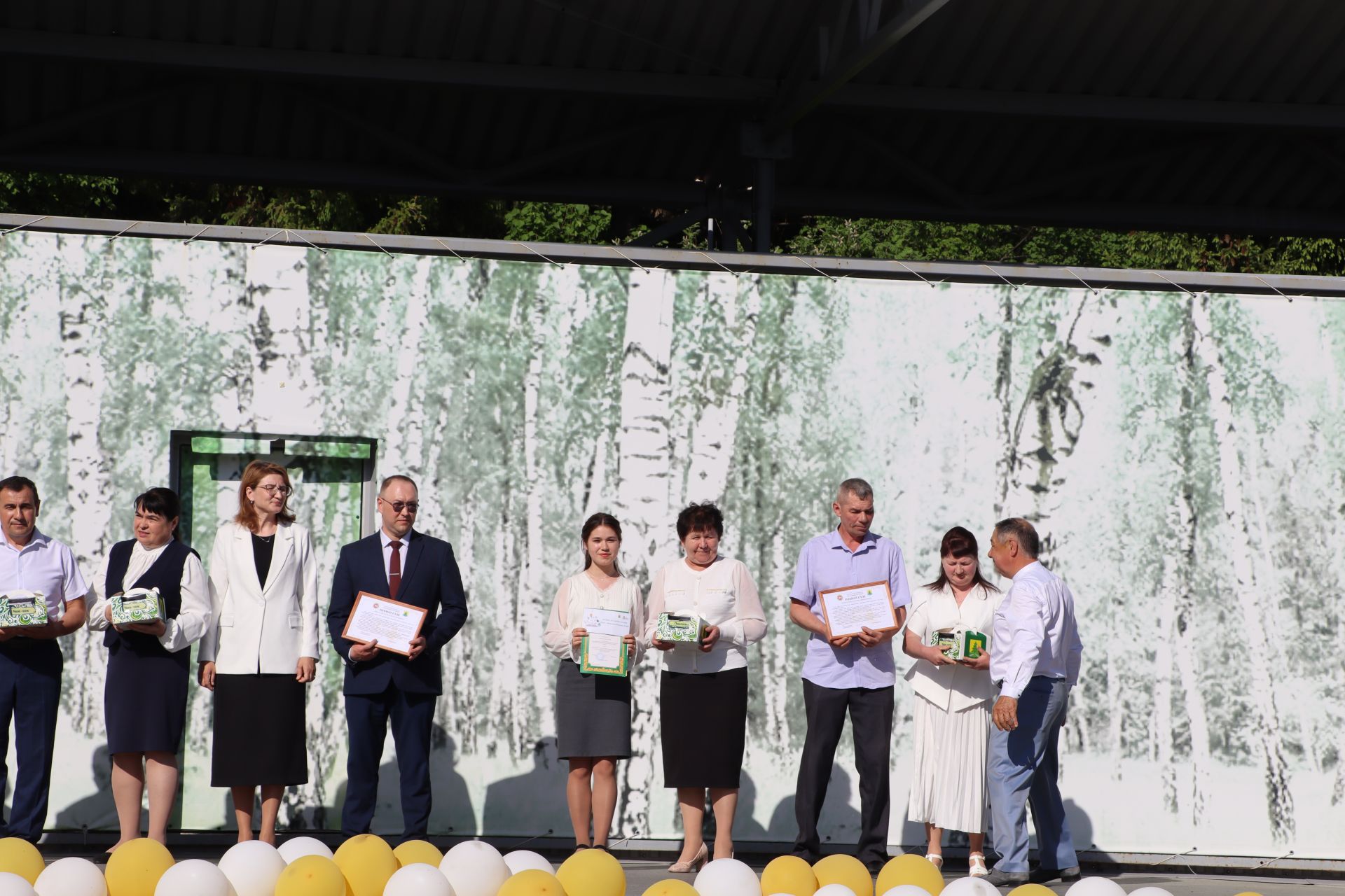 “Сабантуй” спорт-мәдәни комплексында Бөтенроссия конкурсларының муниципаль этабында җиңүче укытучы-тәрбиячеләр, район, республика фән олимпиадаларында катнашып күркәм уңышларга ирешкән укучылар һәм аларның әти-әниләре  хөрмәтләнде