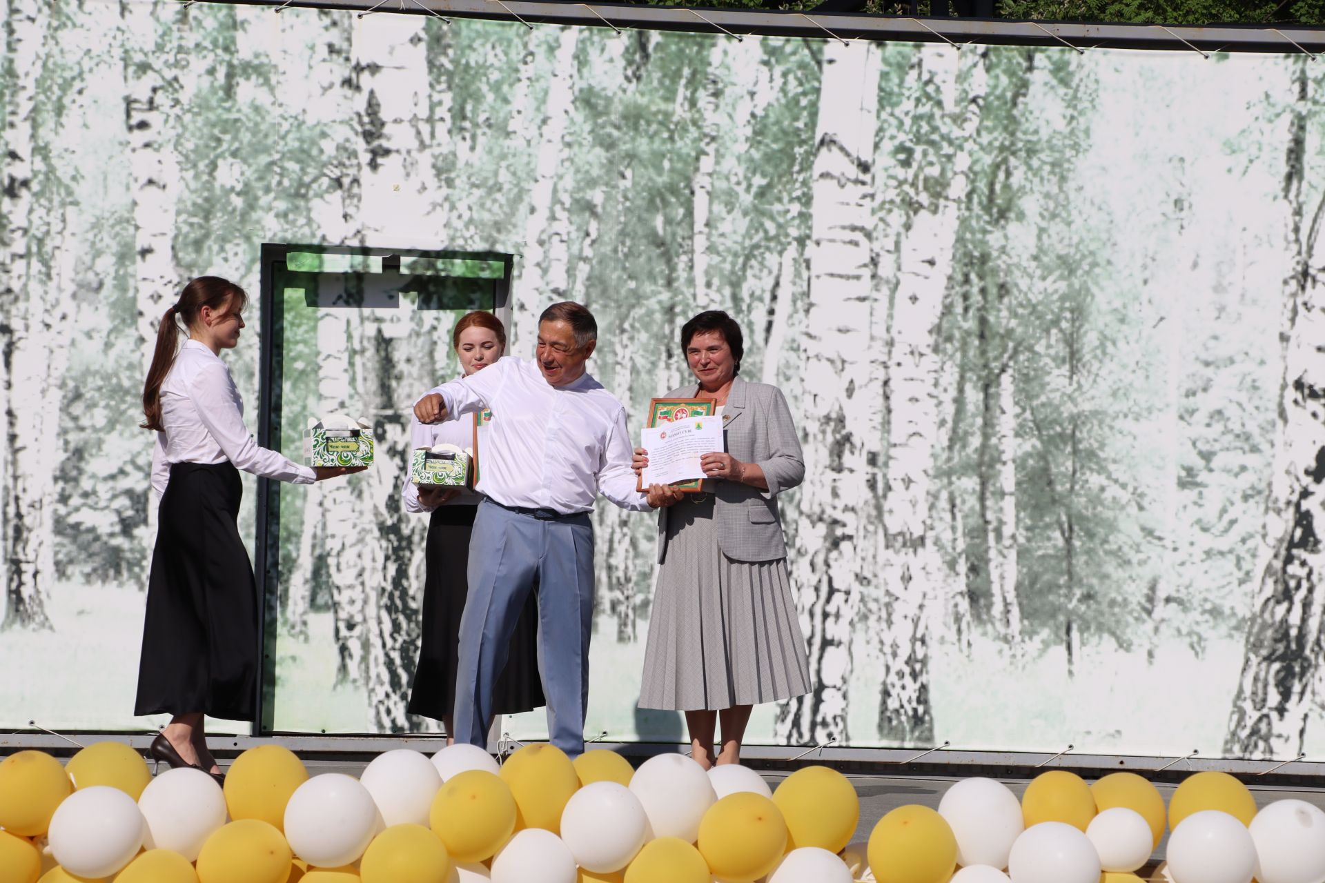 “Сабантуй” спорт-мәдәни комплексында Бөтенроссия конкурсларының муниципаль этабында җиңүче укытучы-тәрбиячеләр, район, республика фән олимпиадаларында катнашып күркәм уңышларга ирешкән укучылар һәм аларның әти-әниләре  хөрмәтләнде