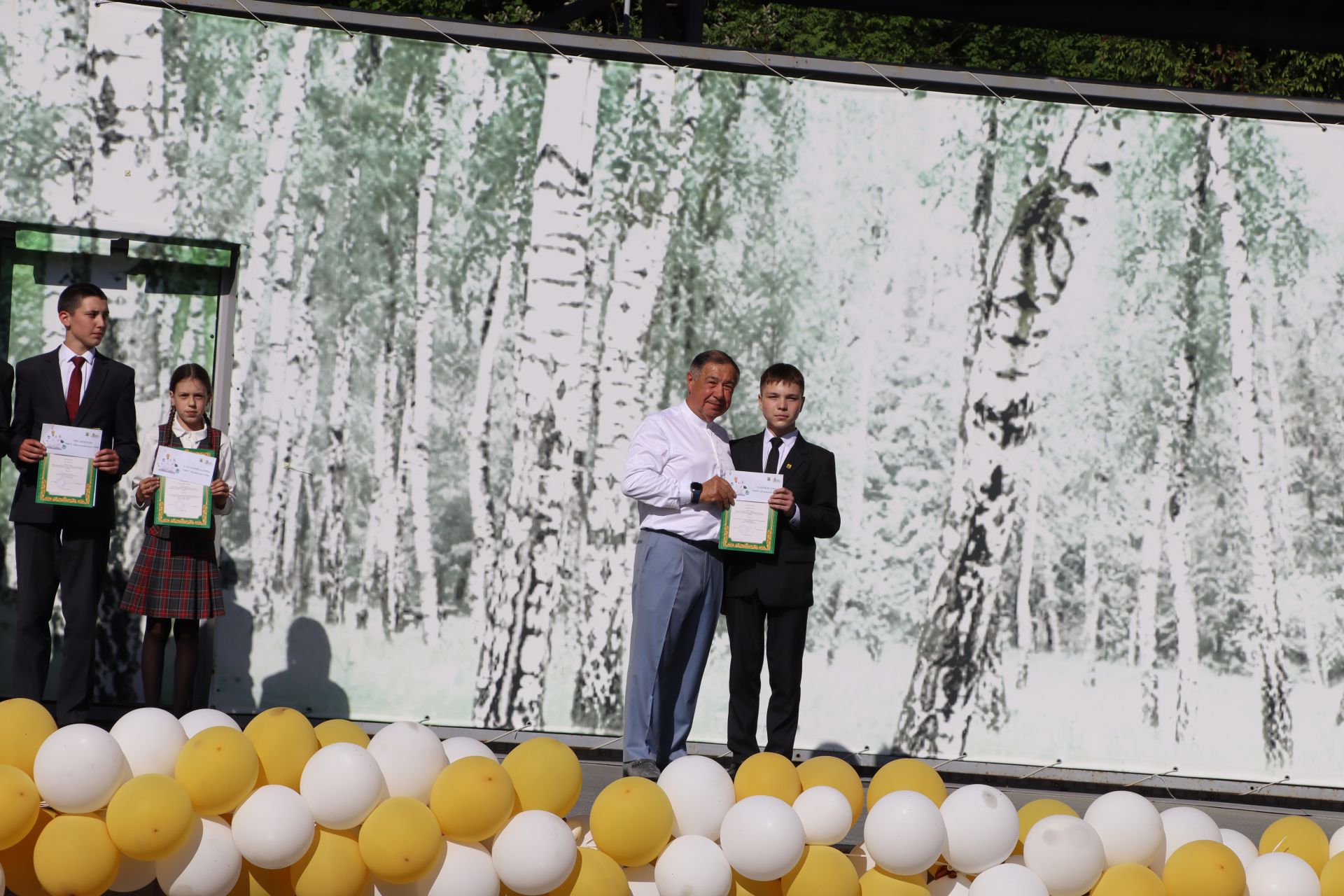 “Сабантуй” спорт-мәдәни комплексында Бөтенроссия конкурсларының муниципаль этабында җиңүче укытучы-тәрбиячеләр, район, республика фән олимпиадаларында катнашып күркәм уңышларга ирешкән укучылар һәм аларның әти-әниләре  хөрмәтләнде