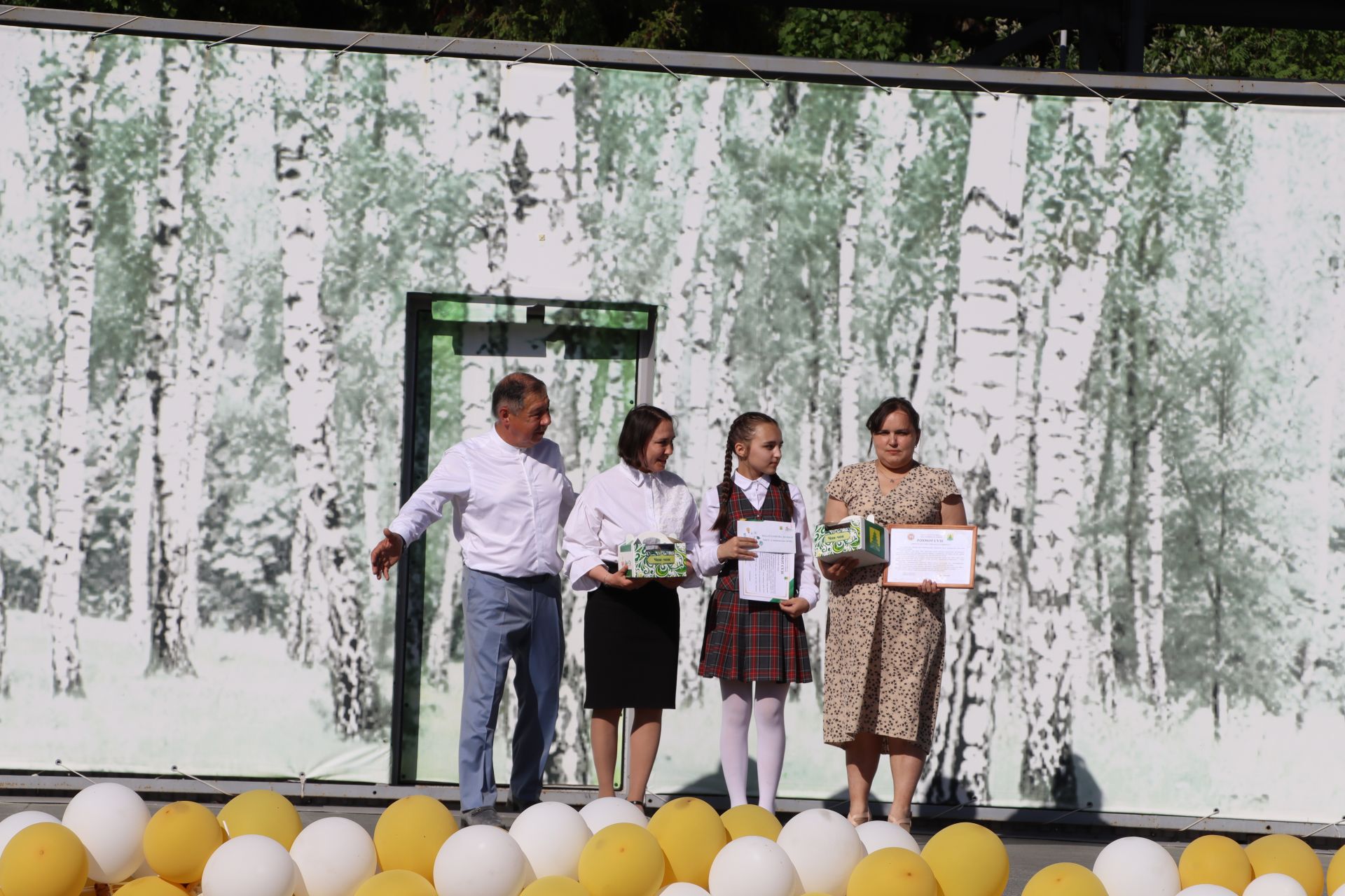 “Сабантуй” спорт-мәдәни комплексында Бөтенроссия конкурсларының муниципаль этабында җиңүче укытучы-тәрбиячеләр, район, республика фән олимпиадаларында катнашып күркәм уңышларга ирешкән укучылар һәм аларның әти-әниләре  хөрмәтләнде