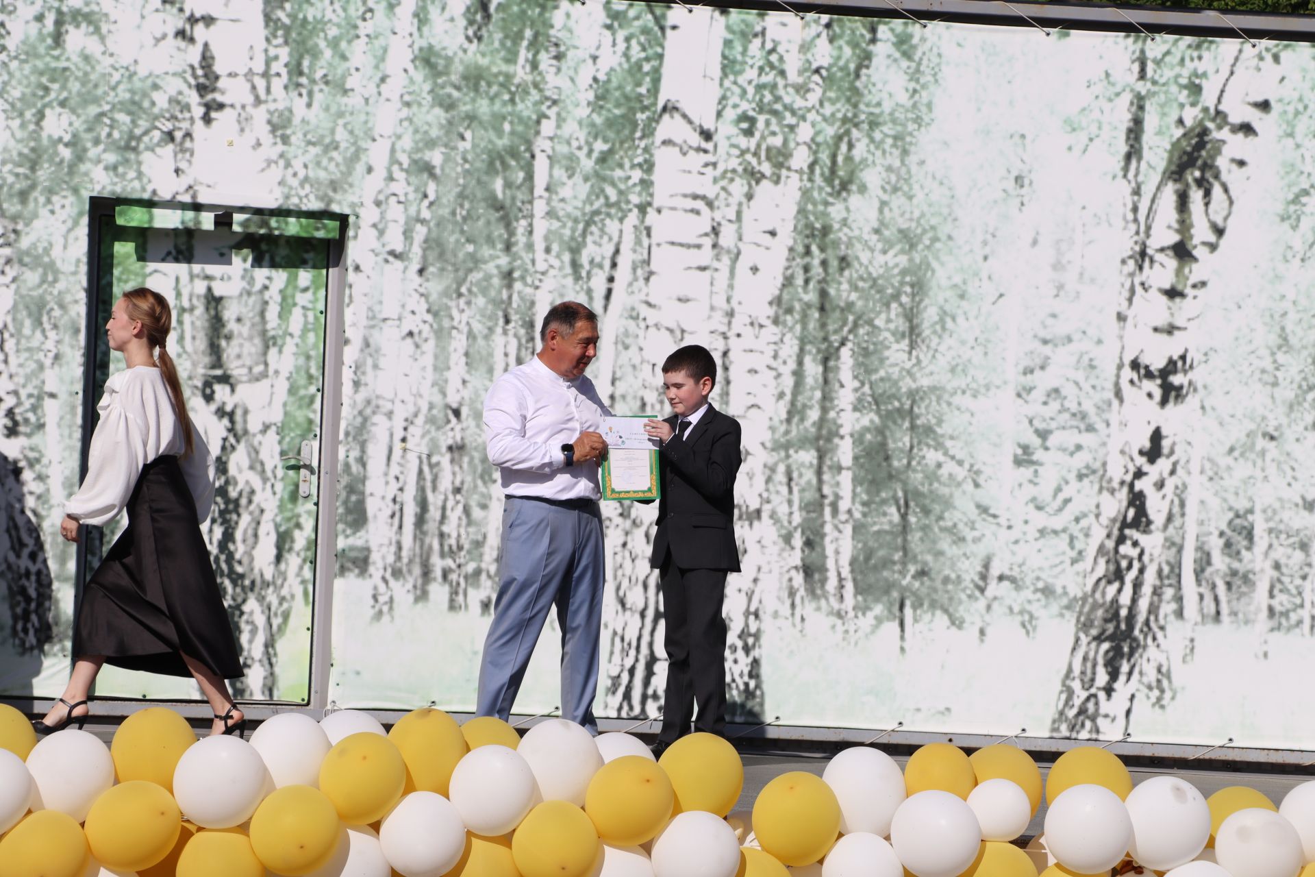 “Сабантуй” спорт-мәдәни комплексында Бөтенроссия конкурсларының муниципаль этабында җиңүче укытучы-тәрбиячеләр, район, республика фән олимпиадаларында катнашып күркәм уңышларга ирешкән укучылар һәм аларның әти-әниләре  хөрмәтләнде