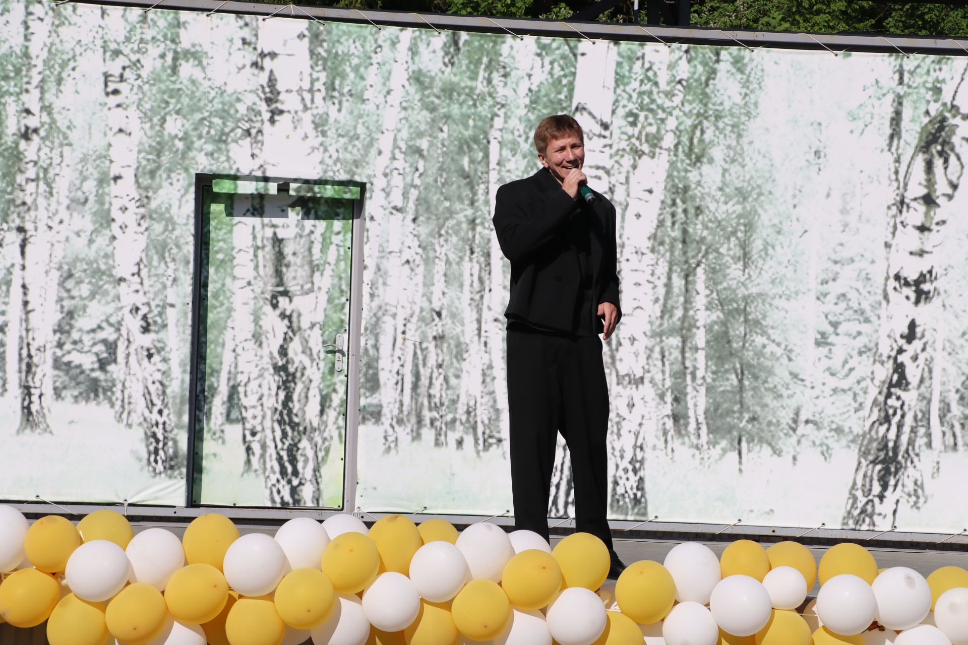 “Сабантуй” спорт-мәдәни комплексында Бөтенроссия конкурсларының муниципаль этабында җиңүче укытучы-тәрбиячеләр, район, республика фән олимпиадаларында катнашып күркәм уңышларга ирешкән укучылар һәм аларның әти-әниләре  хөрмәтләнде