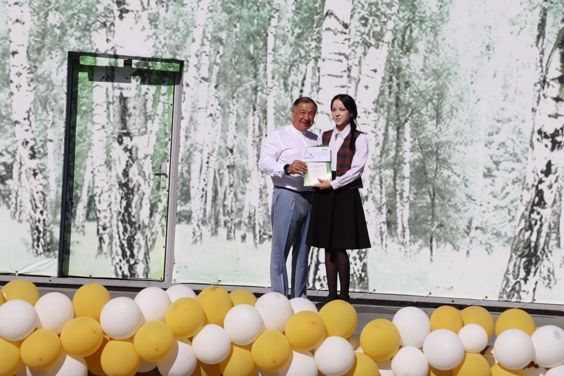 “Сабантуй” спорт-мәдәни комплексында Бөтенроссия конкурсларының муниципаль этабында җиңүче укытучы-тәрбиячеләр, район, республика фән олимпиадаларында катнашып күркәм уңышларга ирешкән укучылар һәм аларның әти-әниләре  хөрмәтләнде
