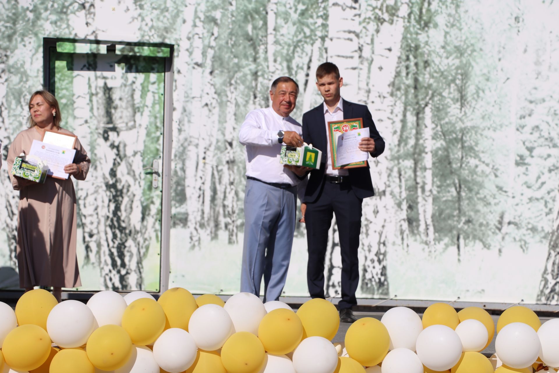 “Сабантуй” спорт-мәдәни комплексында Бөтенроссия конкурсларының муниципаль этабында җиңүче укытучы-тәрбиячеләр, район, республика фән олимпиадаларында катнашып күркәм уңышларга ирешкән укучылар һәм аларның әти-әниләре  хөрмәтләнде