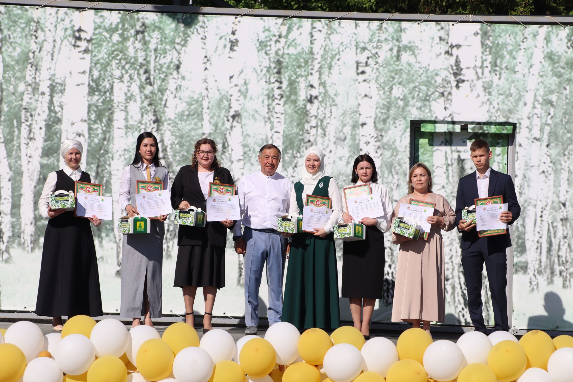 “Сабантуй” спорт-мәдәни комплексында Бөтенроссия конкурсларының муниципаль этабында җиңүче укытучы-тәрбиячеләр, район, республика фән олимпиадаларында катнашып күркәм уңышларга ирешкән укучылар һәм аларның әти-әниләре  хөрмәтләнде