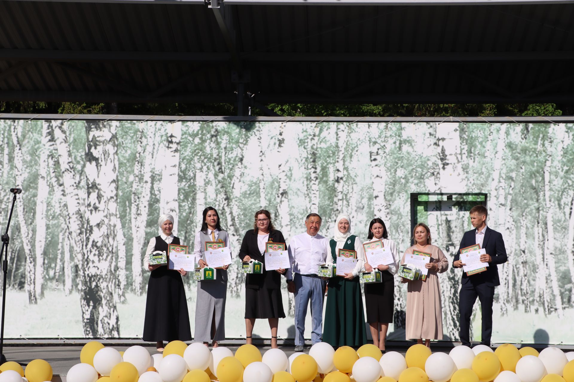 “Сабантуй” спорт-мәдәни комплексында Бөтенроссия конкурсларының муниципаль этабында җиңүче укытучы-тәрбиячеләр, район, республика фән олимпиадаларында катнашып күркәм уңышларга ирешкән укучылар һәм аларның әти-әниләре  хөрмәтләнде