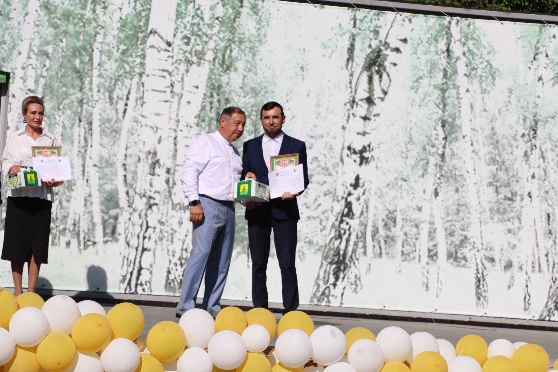 “Сабантуй” спорт-мәдәни комплексында Бөтенроссия конкурсларының муниципаль этабында җиңүче укытучы-тәрбиячеләр, район, республика фән олимпиадаларында катнашып күркәм уңышларга ирешкән укучылар һәм аларның әти-әниләре  хөрмәтләнде
