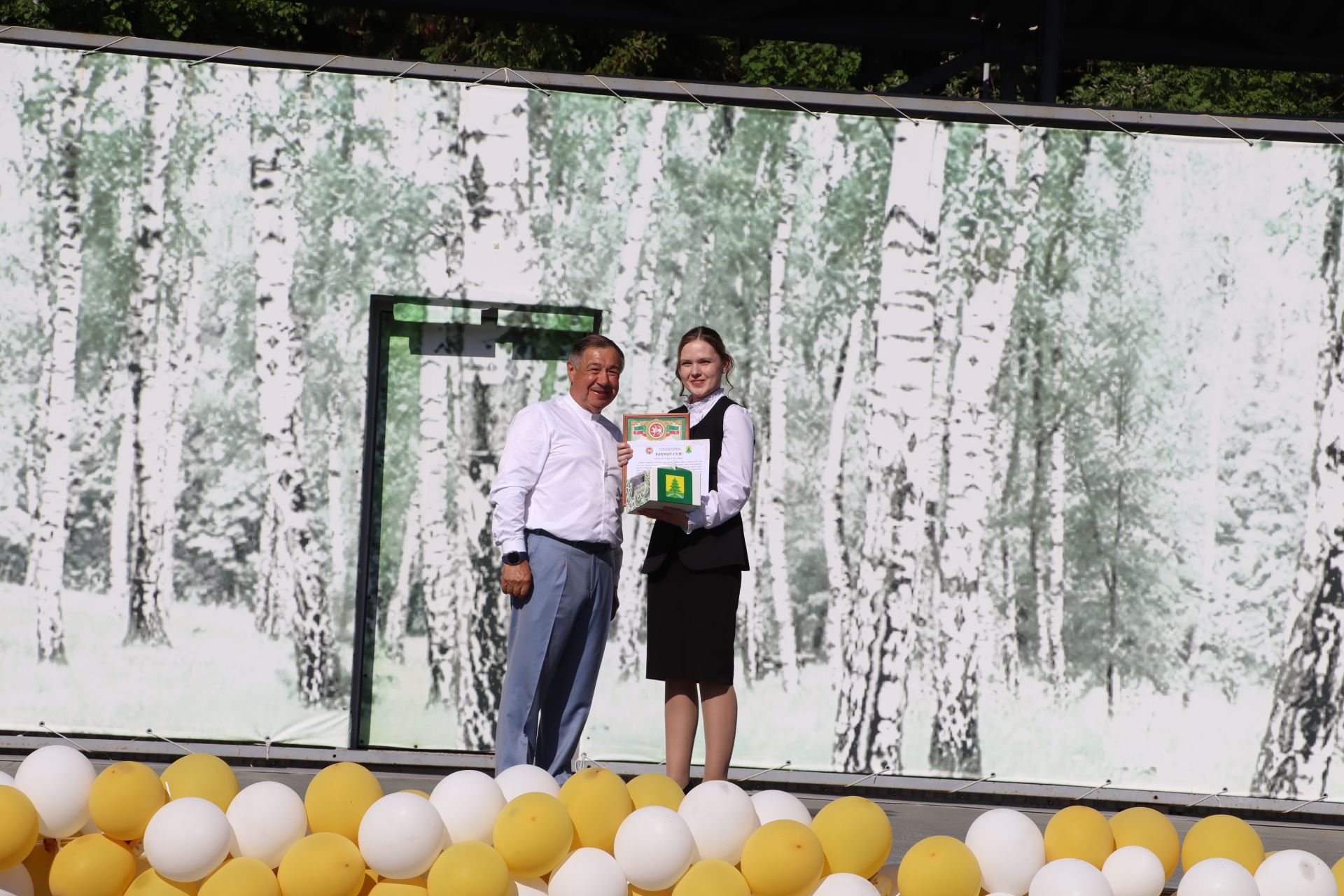 “Сабантуй” спорт-мәдәни комплексында Бөтенроссия конкурсларының муниципаль этабында җиңүче укытучы-тәрбиячеләр, район, республика фән олимпиадаларында катнашып күркәм уңышларга ирешкән укучылар һәм аларның әти-әниләре  хөрмәтләнде