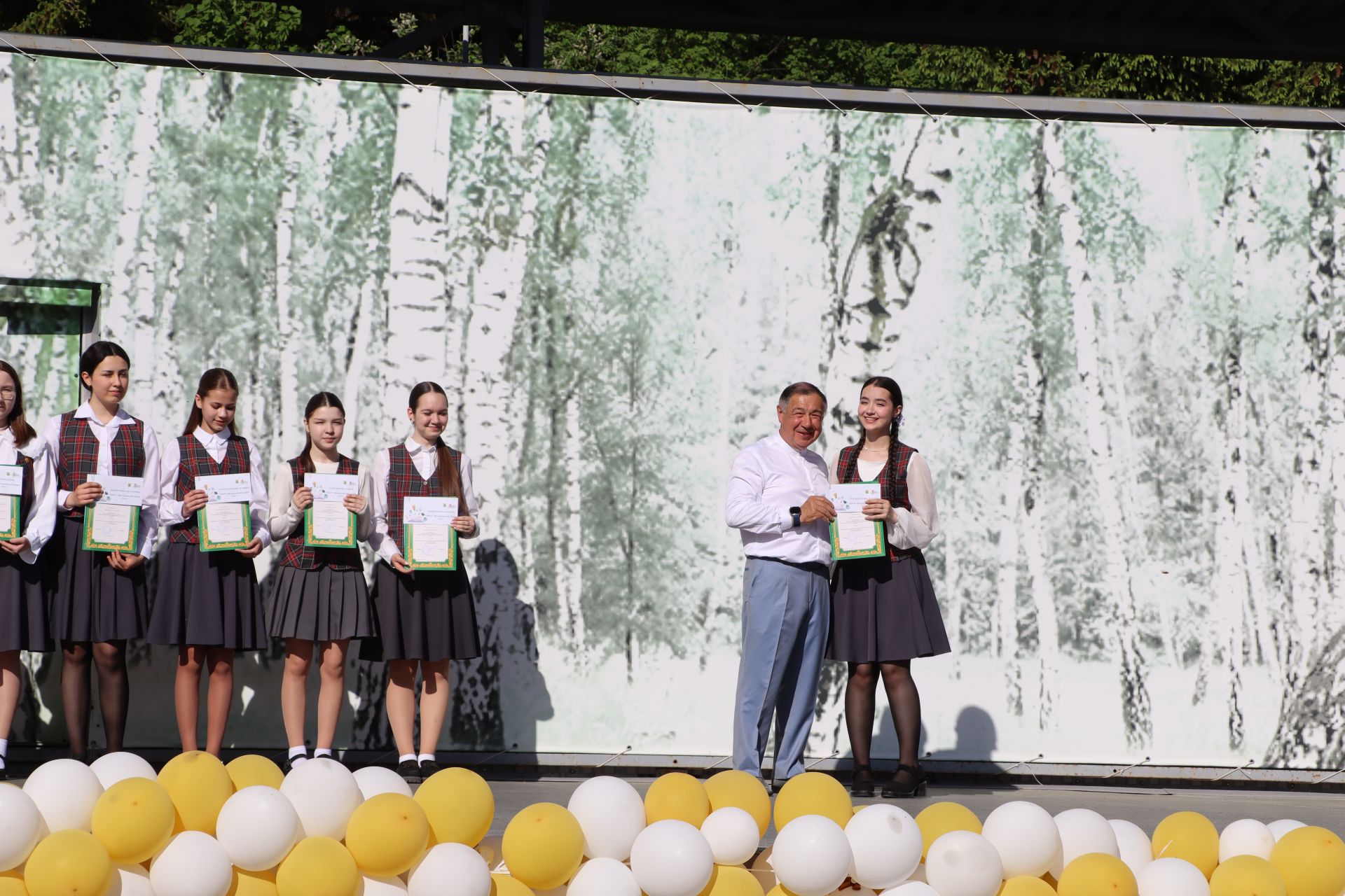 “Сабантуй” спорт-мәдәни комплексында Бөтенроссия конкурсларының муниципаль этабында җиңүче укытучы-тәрбиячеләр, район, республика фән олимпиадаларында катнашып күркәм уңышларга ирешкән укучылар һәм аларның әти-әниләре  хөрмәтләнде