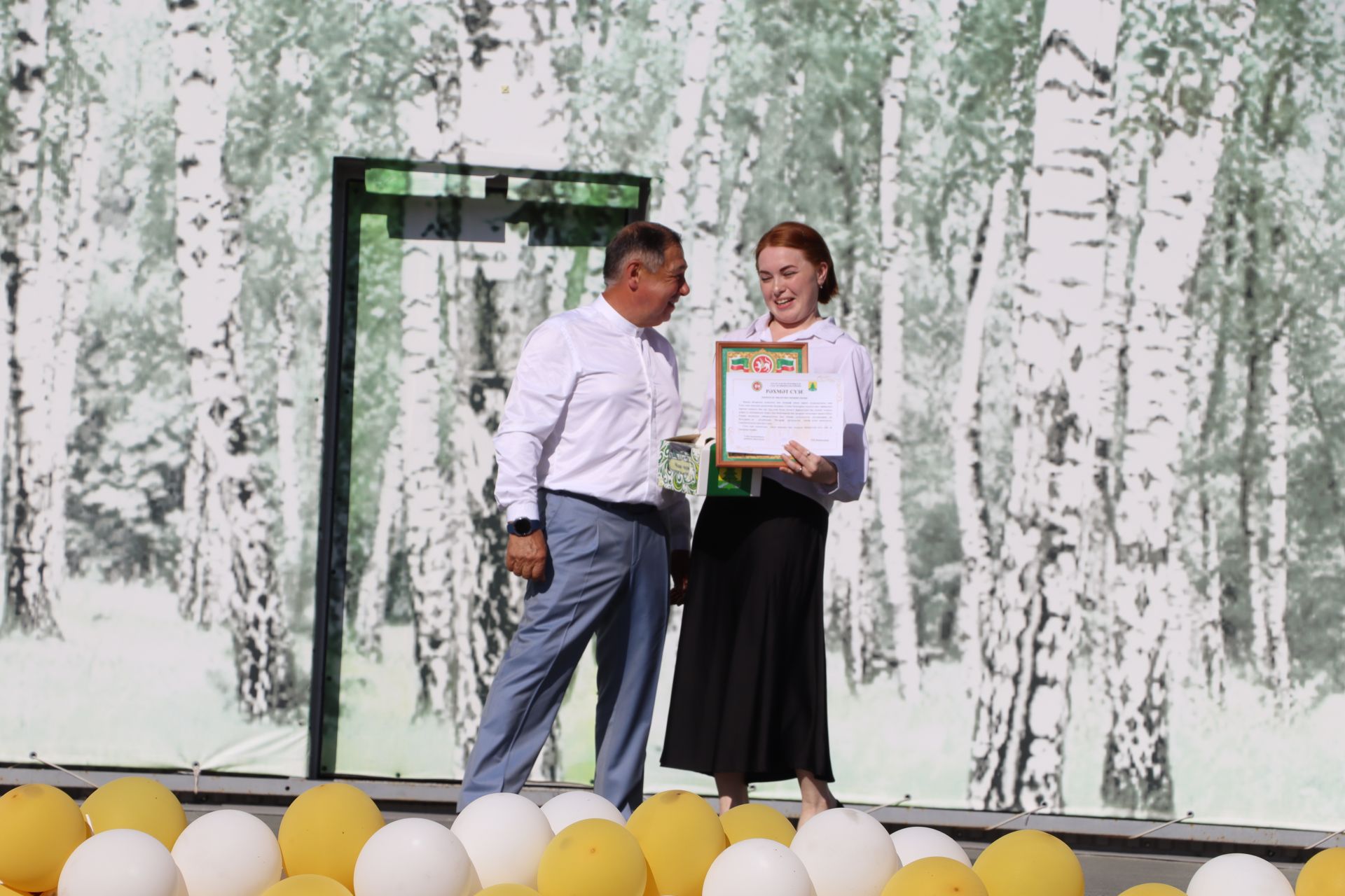 “Сабантуй” спорт-мәдәни комплексында Бөтенроссия конкурсларының муниципаль этабында җиңүче укытучы-тәрбиячеләр, район, республика фән олимпиадаларында катнашып күркәм уңышларга ирешкән укучылар һәм аларның әти-әниләре  хөрмәтләнде