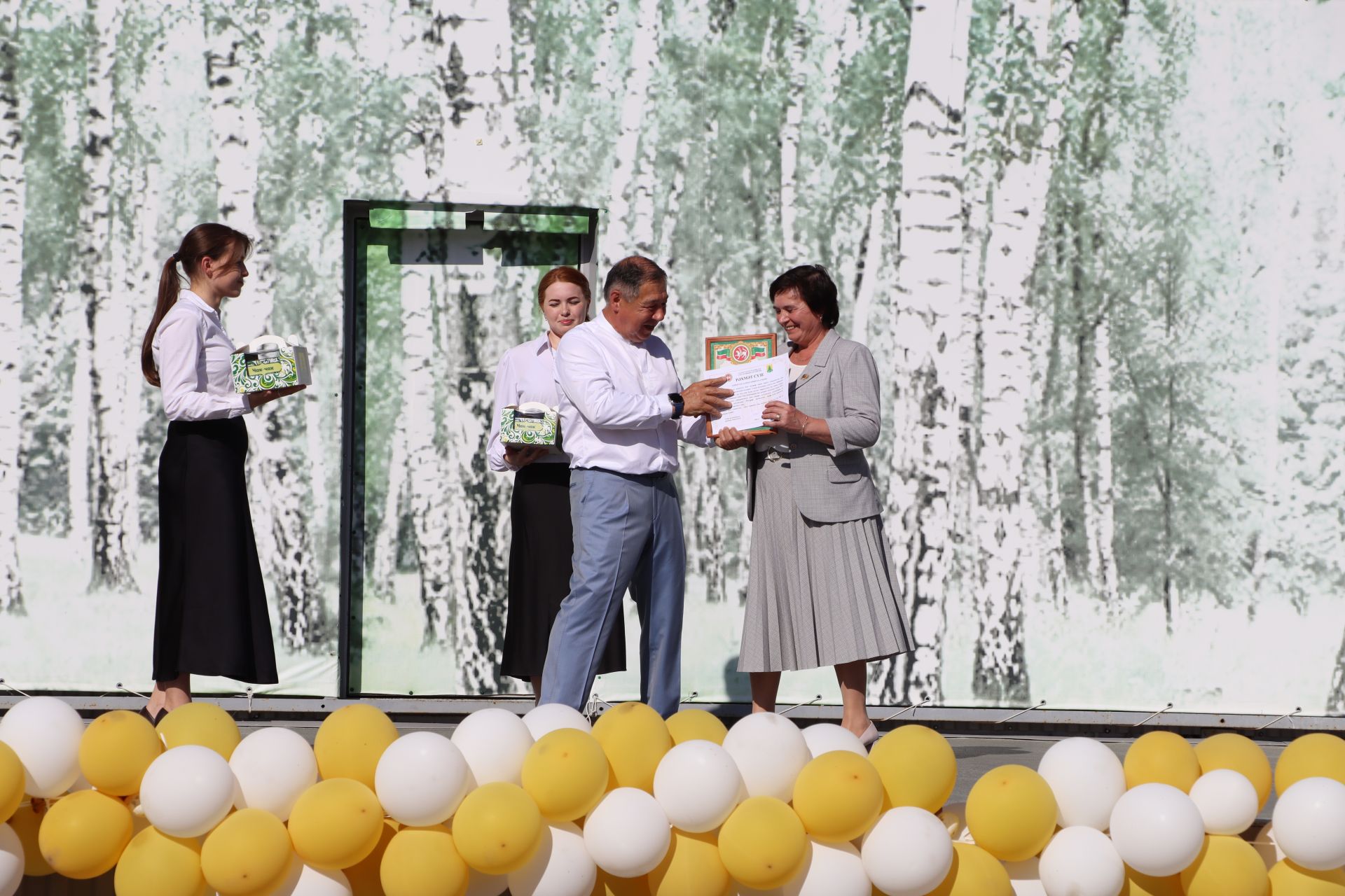 “Сабантуй” спорт-мәдәни комплексында Бөтенроссия конкурсларының муниципаль этабында җиңүче укытучы-тәрбиячеләр, район, республика фән олимпиадаларында катнашып күркәм уңышларга ирешкән укучылар һәм аларның әти-әниләре  хөрмәтләнде