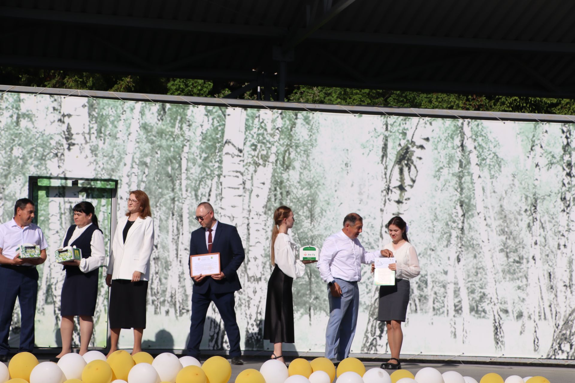 “Сабантуй” спорт-мәдәни комплексында Бөтенроссия конкурсларының муниципаль этабында җиңүче укытучы-тәрбиячеләр, район, республика фән олимпиадаларында катнашып күркәм уңышларга ирешкән укучылар һәм аларның әти-әниләре  хөрмәтләнде