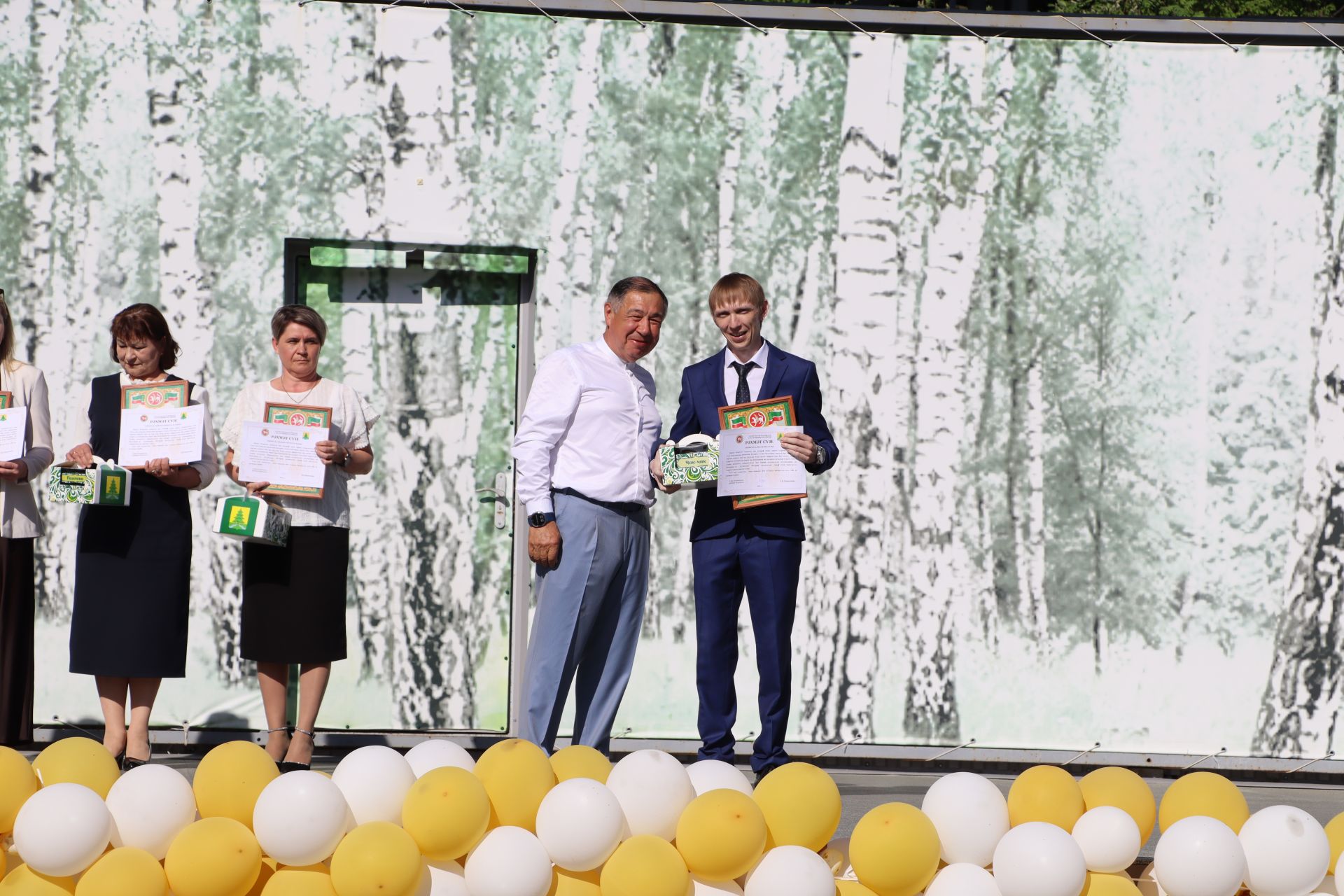 “Сабантуй” спорт-мәдәни комплексында Бөтенроссия конкурсларының муниципаль этабында җиңүче укытучы-тәрбиячеләр, район, республика фән олимпиадаларында катнашып күркәм уңышларга ирешкән укучылар һәм аларның әти-әниләре  хөрмәтләнде