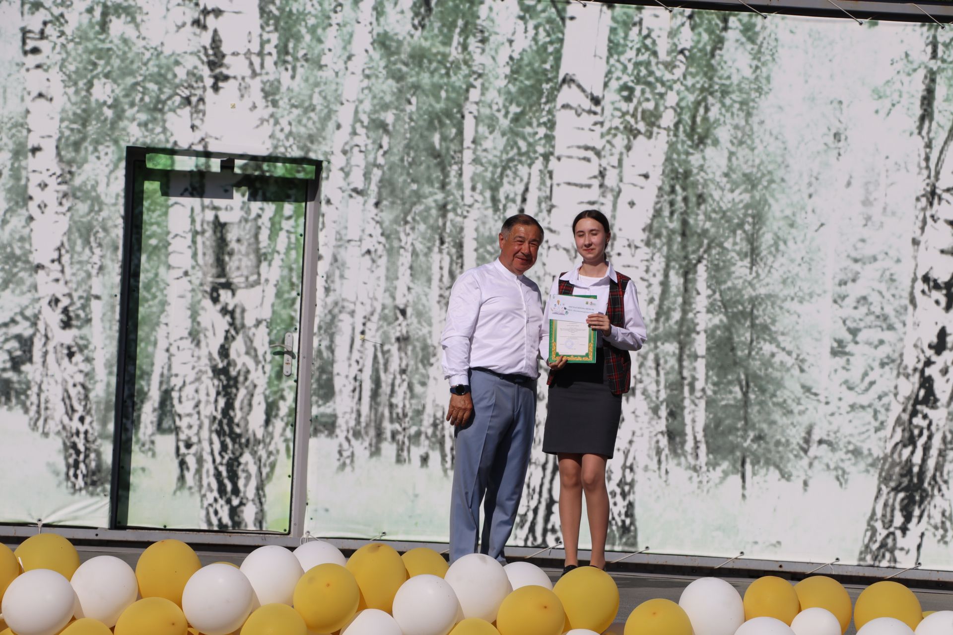 “Сабантуй” спорт-мәдәни комплексында Бөтенроссия конкурсларының муниципаль этабында җиңүче укытучы-тәрбиячеләр, район, республика фән олимпиадаларында катнашып күркәм уңышларга ирешкән укучылар һәм аларның әти-әниләре  хөрмәтләнде