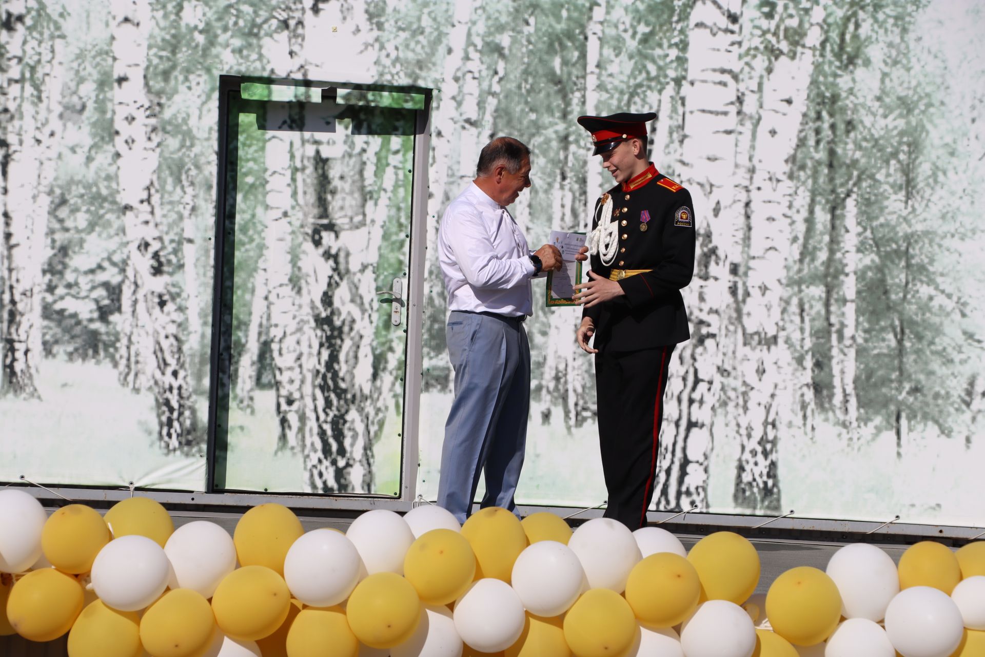 “Сабантуй” спорт-мәдәни комплексында Бөтенроссия конкурсларының муниципаль этабында җиңүче укытучы-тәрбиячеләр, район, республика фән олимпиадаларында катнашып күркәм уңышларга ирешкән укучылар һәм аларның әти-әниләре  хөрмәтләнде