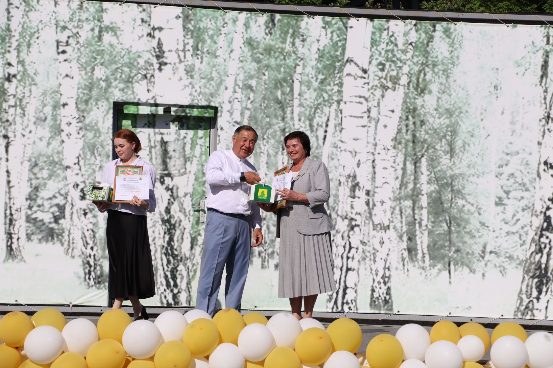 “Сабантуй” спорт-мәдәни комплексында Бөтенроссия конкурсларының муниципаль этабында җиңүче укытучы-тәрбиячеләр, район, республика фән олимпиадаларында катнашып күркәм уңышларга ирешкән укучылар һәм аларның әти-әниләре  хөрмәтләнде