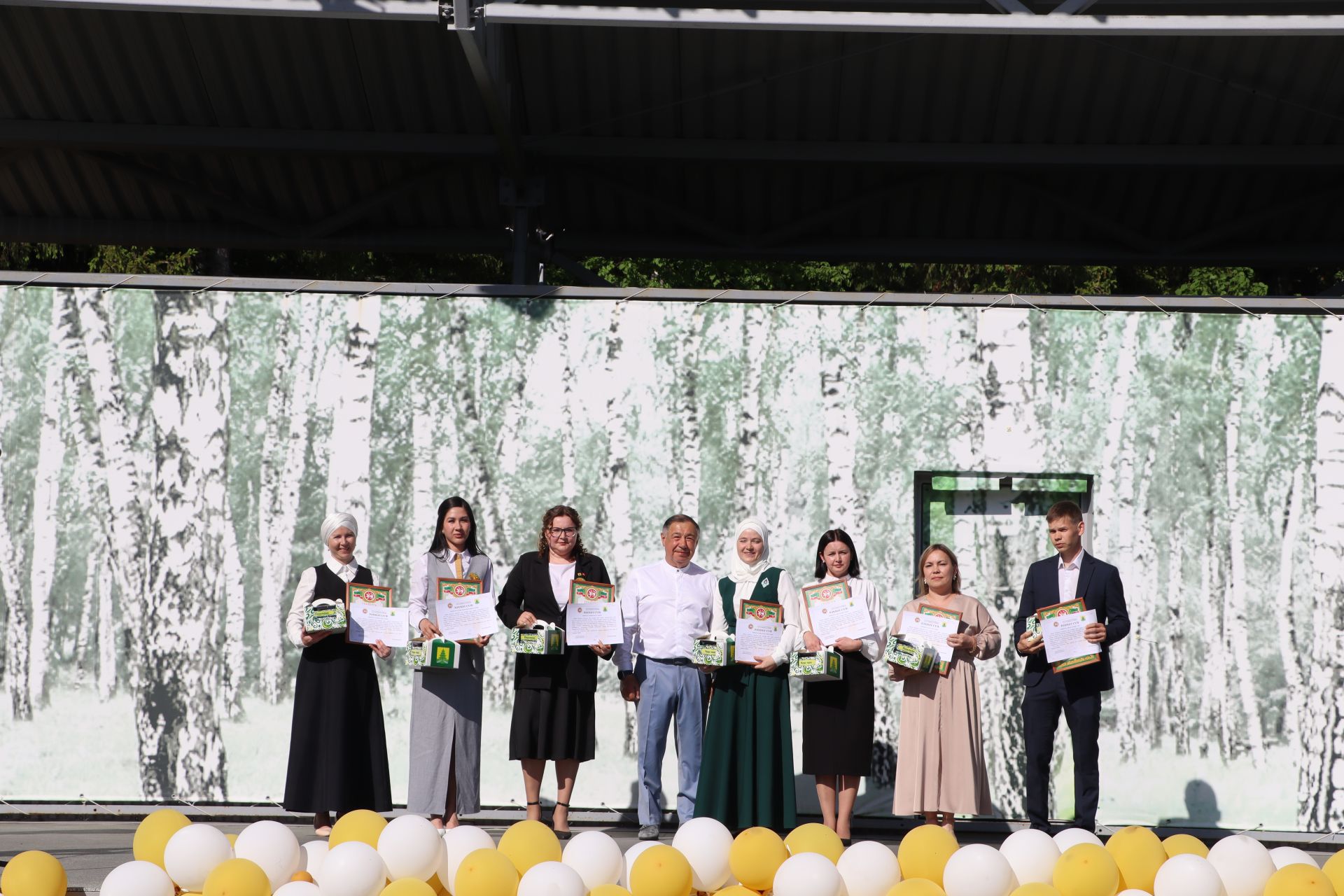 “Сабантуй” спорт-мәдәни комплексында Бөтенроссия конкурсларының муниципаль этабында җиңүче укытучы-тәрбиячеләр, район, республика фән олимпиадаларында катнашып күркәм уңышларга ирешкән укучылар һәм аларның әти-әниләре  хөрмәтләнде