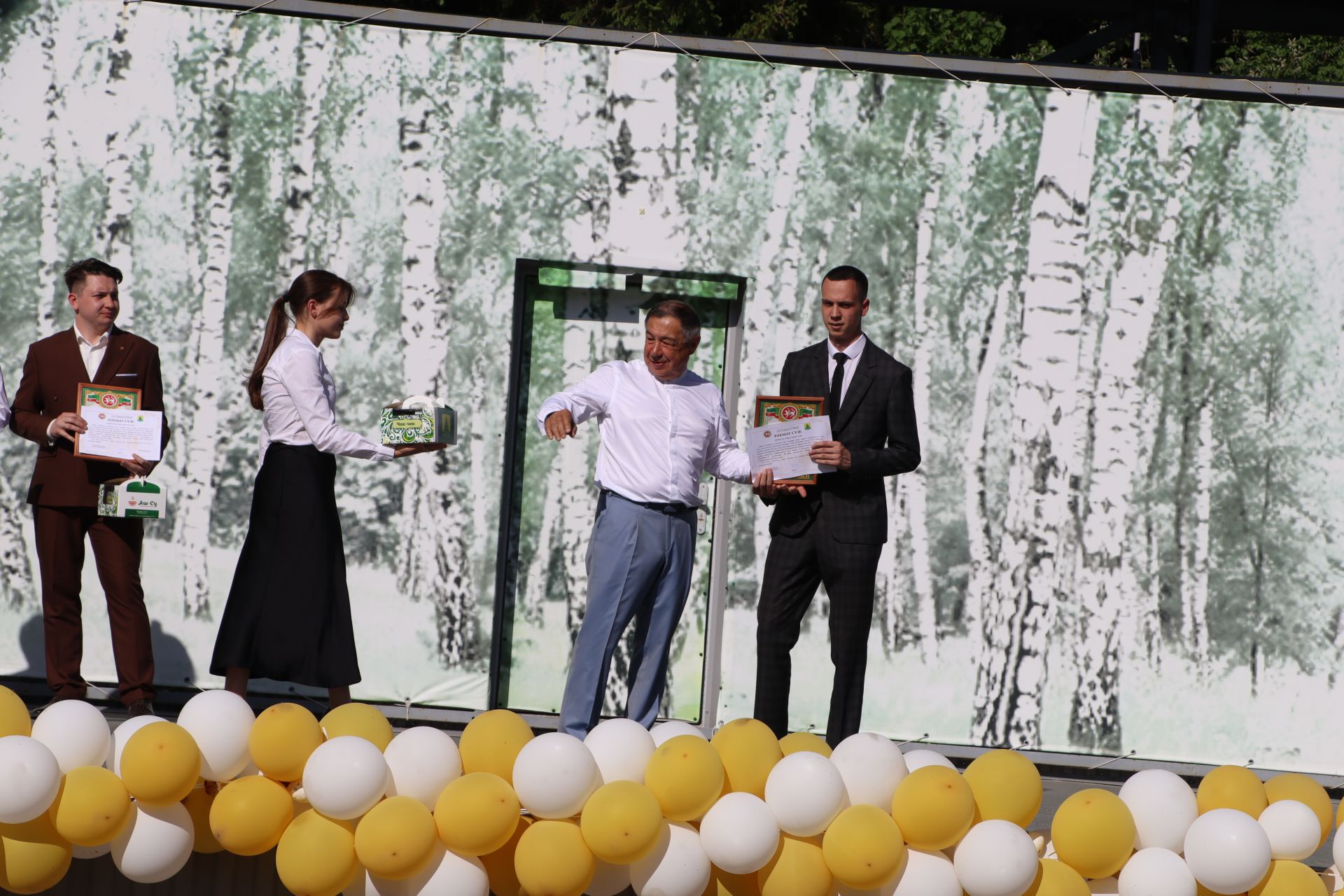 “Сабантуй” спорт-мәдәни комплексында Бөтенроссия конкурсларының муниципаль этабында җиңүче укытучы-тәрбиячеләр, район, республика фән олимпиадаларында катнашып күркәм уңышларга ирешкән укучылар һәм аларның әти-әниләре  хөрмәтләнде