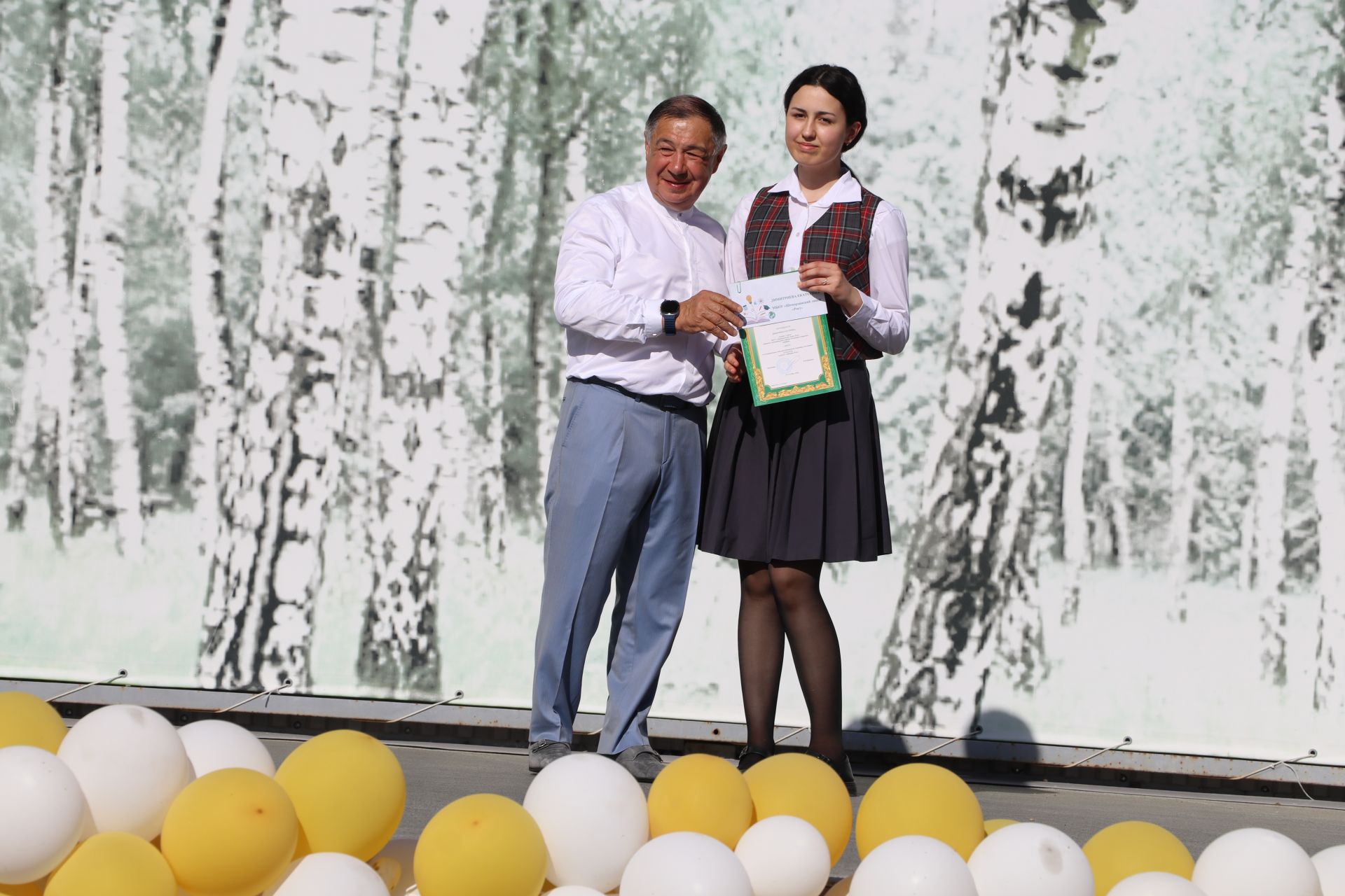“Сабантуй” спорт-мәдәни комплексында Бөтенроссия конкурсларының муниципаль этабында җиңүче укытучы-тәрбиячеләр, район, республика фән олимпиадаларында катнашып күркәм уңышларга ирешкән укучылар һәм аларның әти-әниләре  хөрмәтләнде